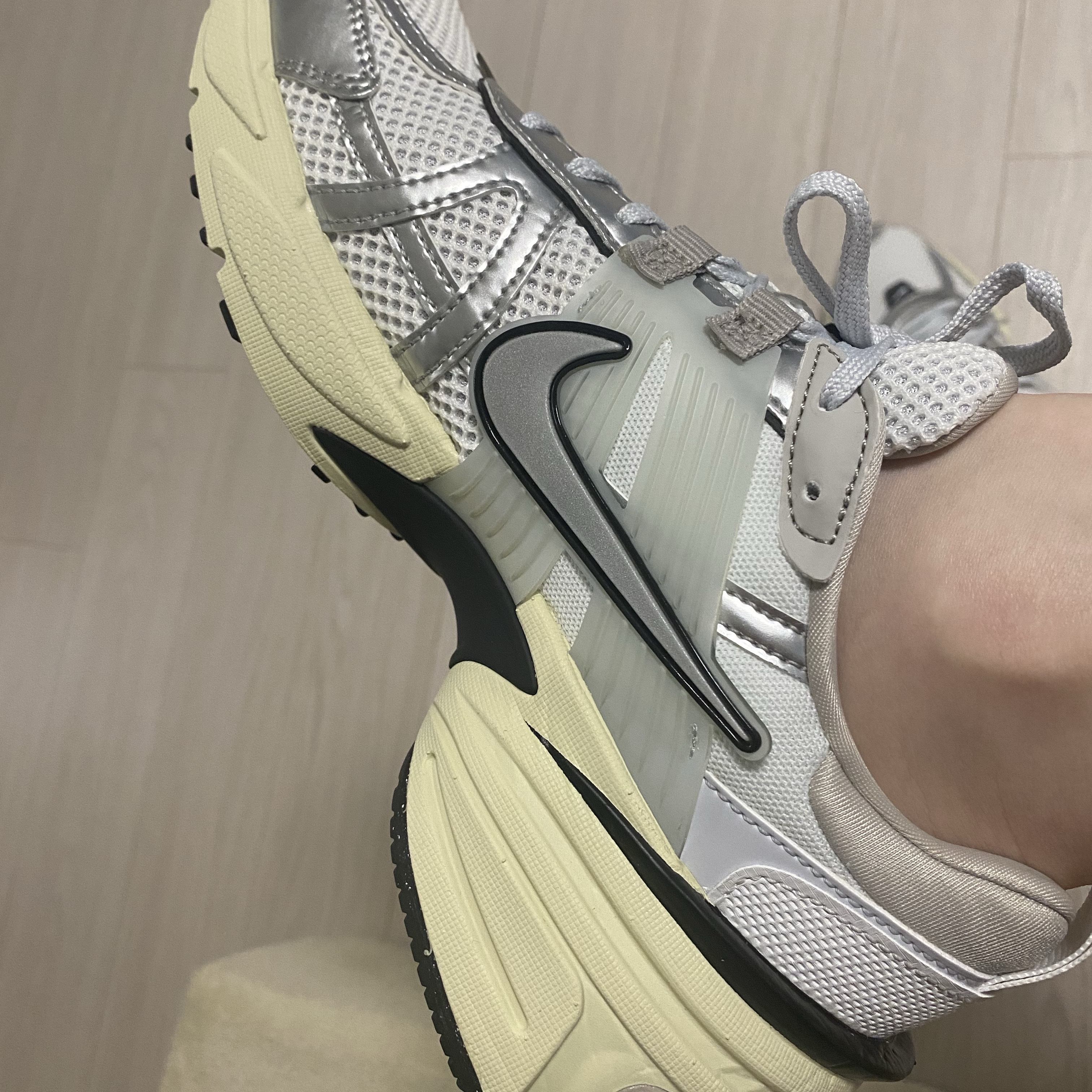 Nike V2K Run Summit White Metallic Silver 착용 스타일 - 1