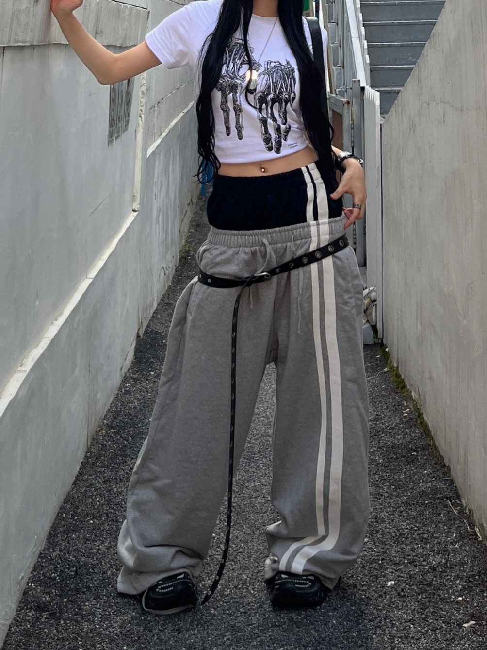 ROARINGRAD Double Waist Sweat Pants Gray 착용 스타일 - 2