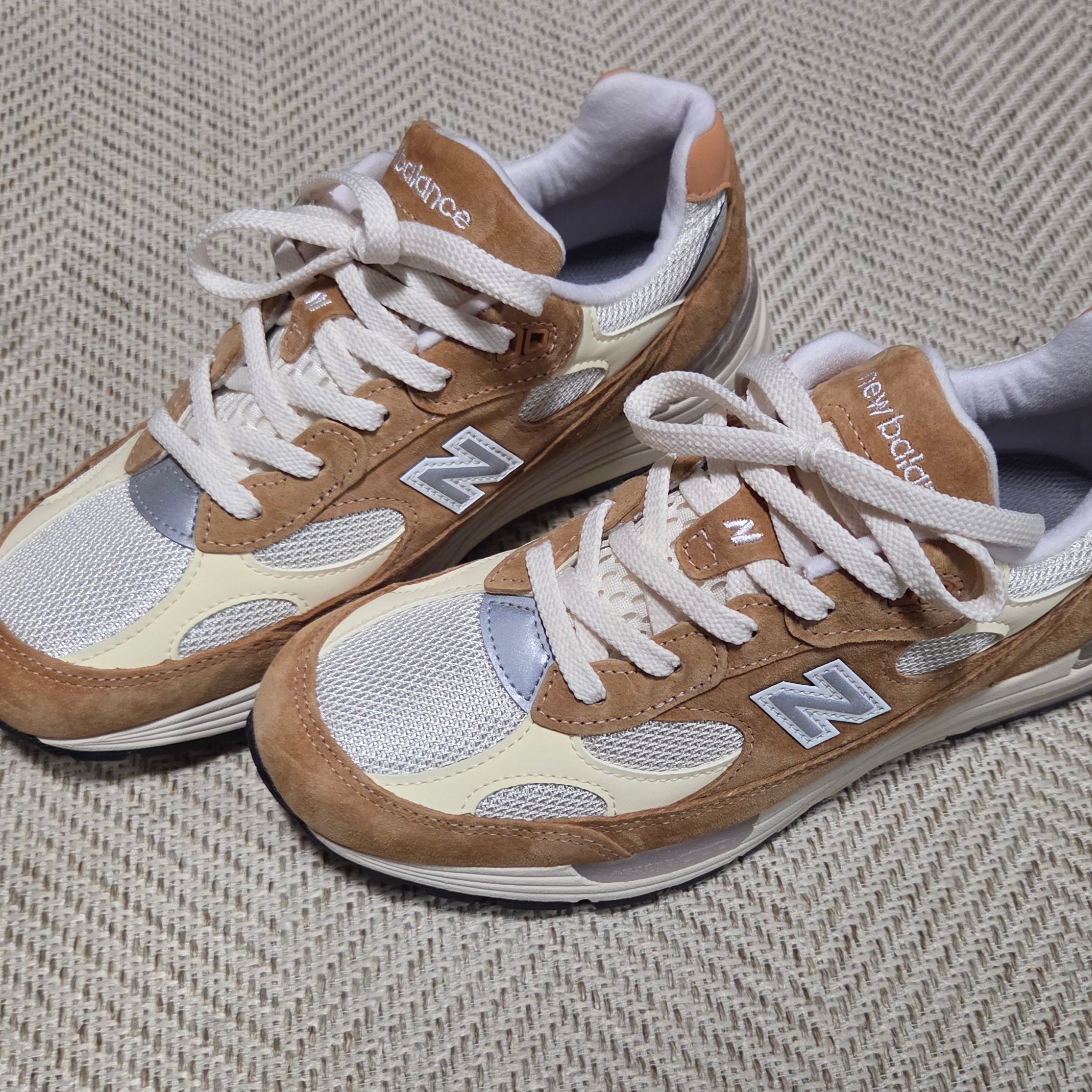 New Balance 992 Made in USA Sweet Caramel Calcium, New Balance 992 Made in USA Core Grey Silver Metallic 착용 스타일 - 1