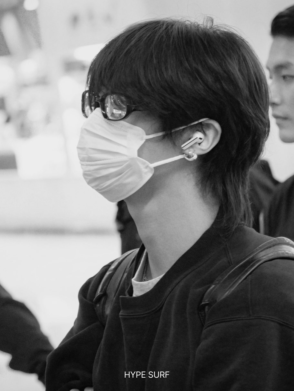 Gentle Monster Kafka 01 Black Clear 착용 스타일 - 3
