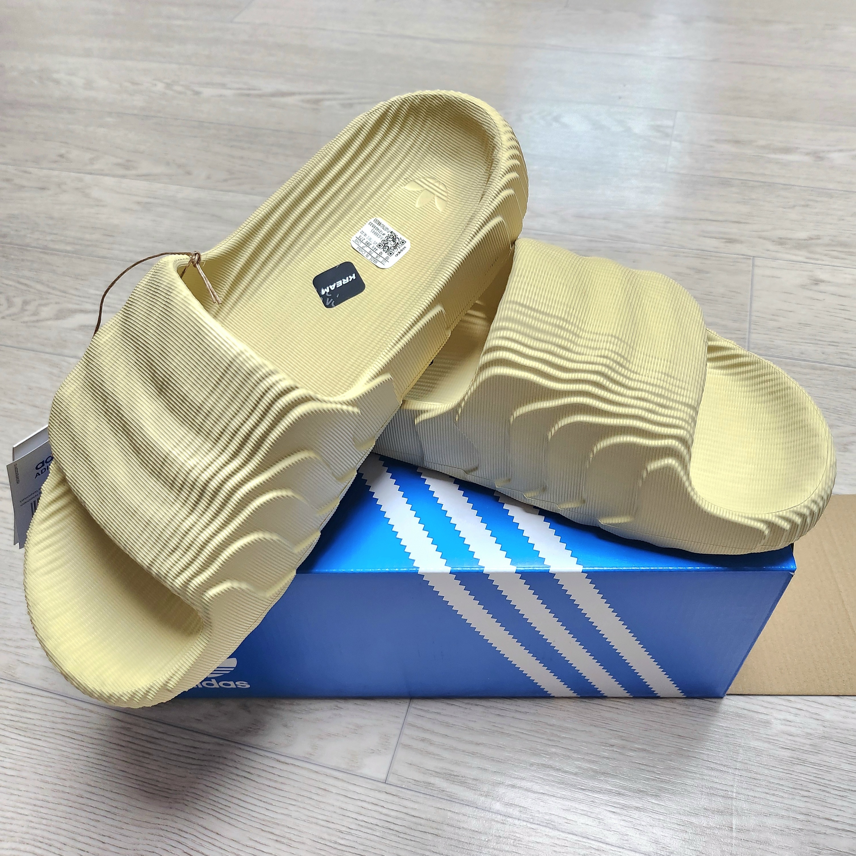 Adidas Adilette 22 Desert Sand 착용 스타일