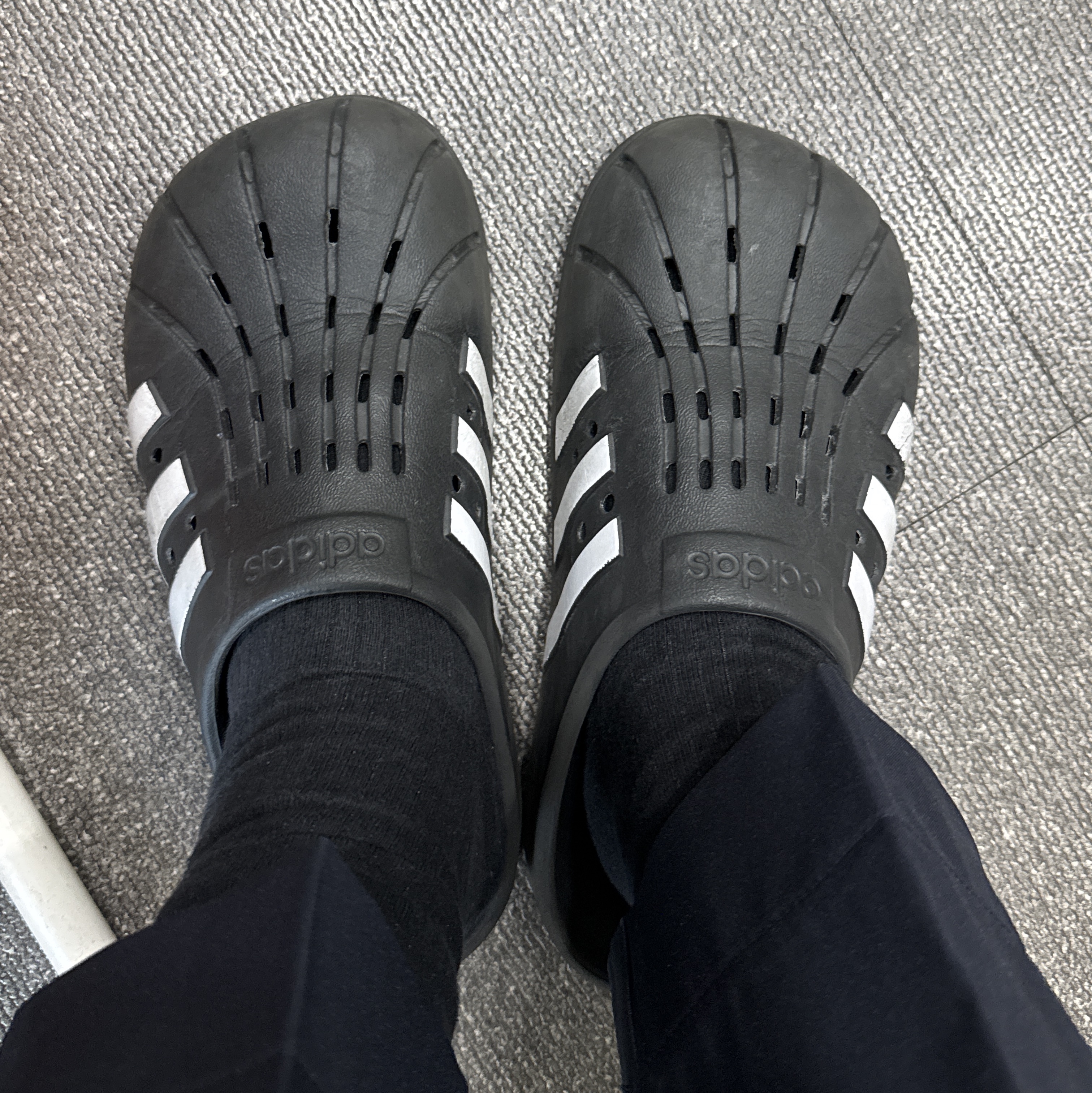 Adidas Adilette Clog Black White 착용 스타일