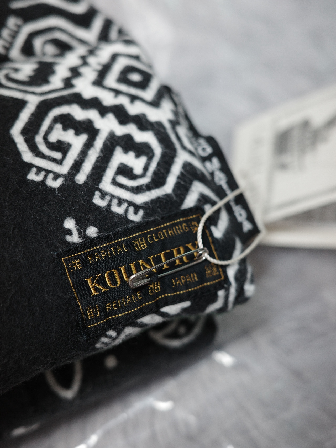 Kapital Flannel Bandana Pattern Reversible Kesa Muffler Black Khaki 착용 스타일 - 2