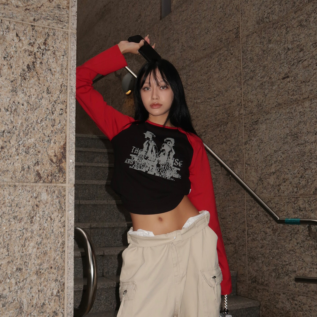 Thevinylhouse Twin Raglan LS Tee Black 착용 스타일