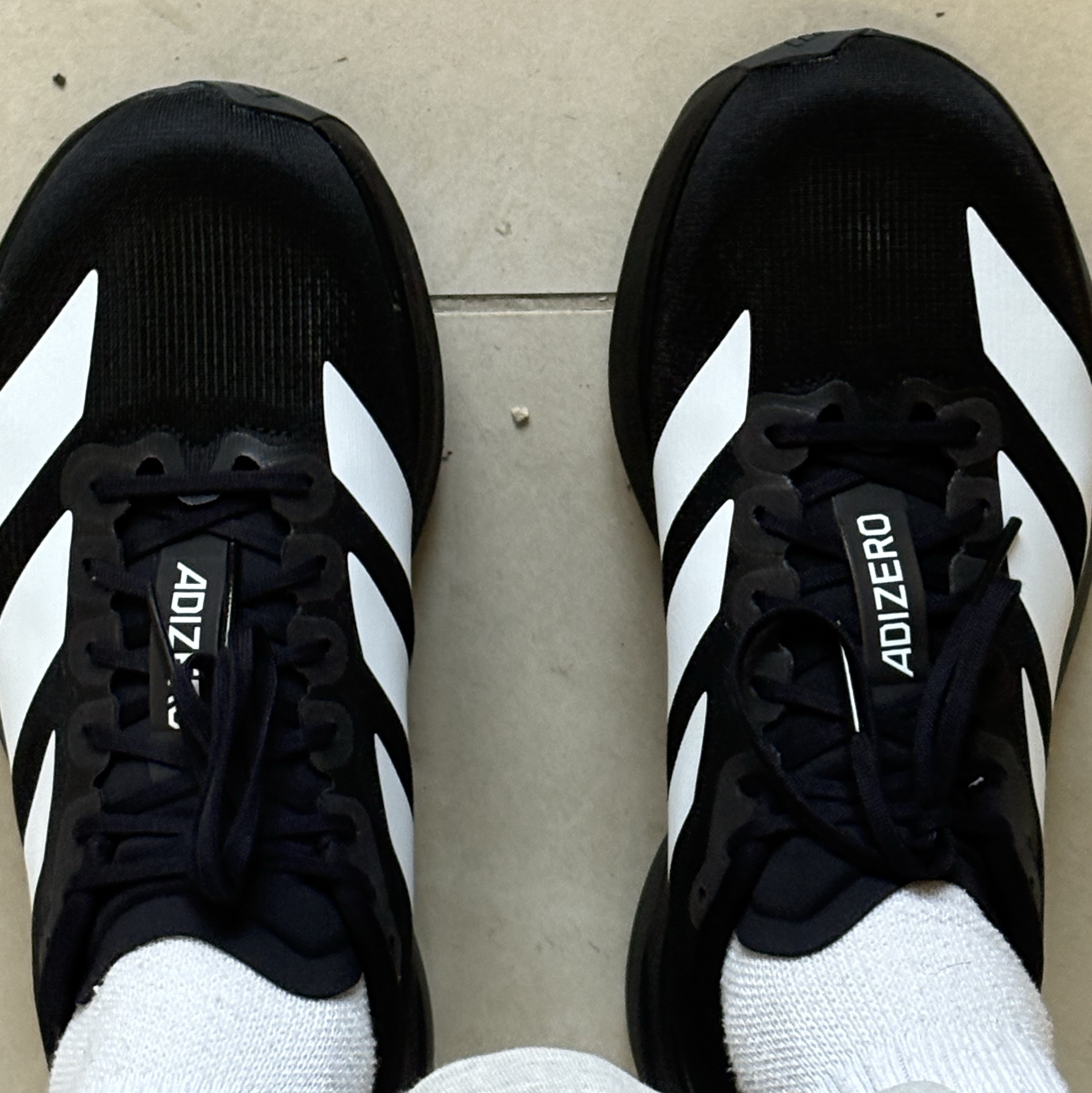 Adidas Adizero EVO SL Core Black Cloud White 착용 스타일