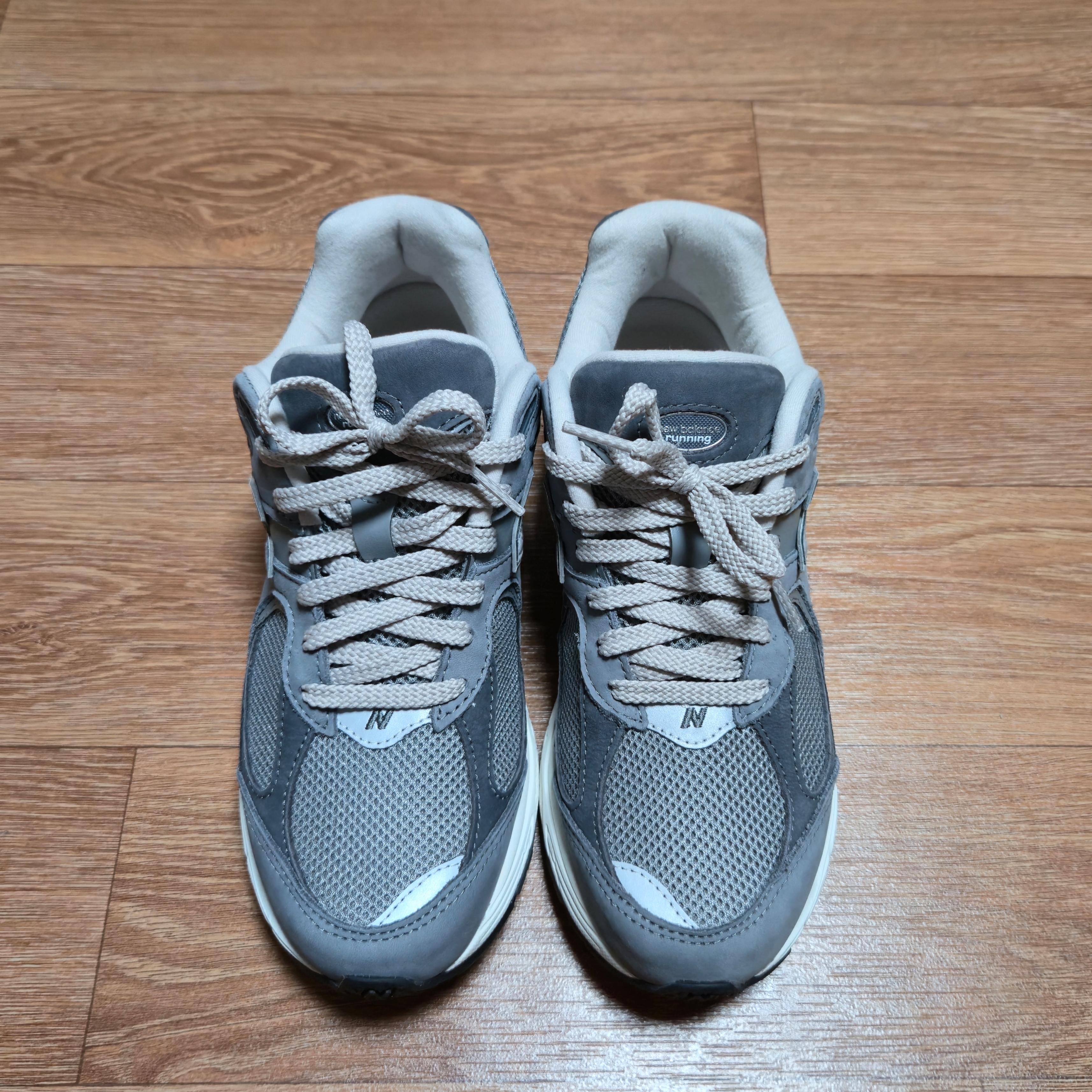 New Balance 2002R Premium Vintage Grey 착용 스타일 - 1