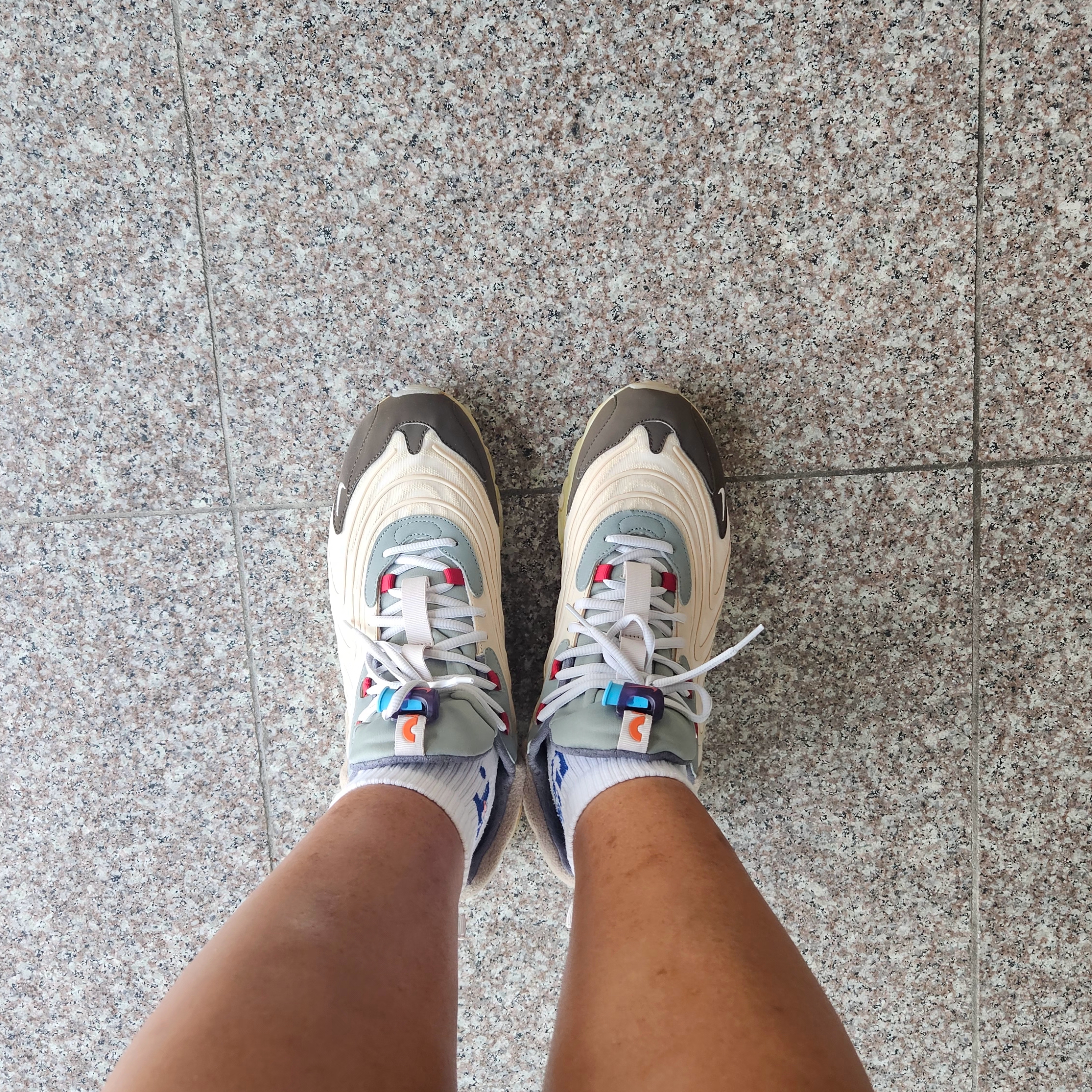 Nike x Travis Scott Air Max 270 React Cactus Trails 착용 스타일 - 1