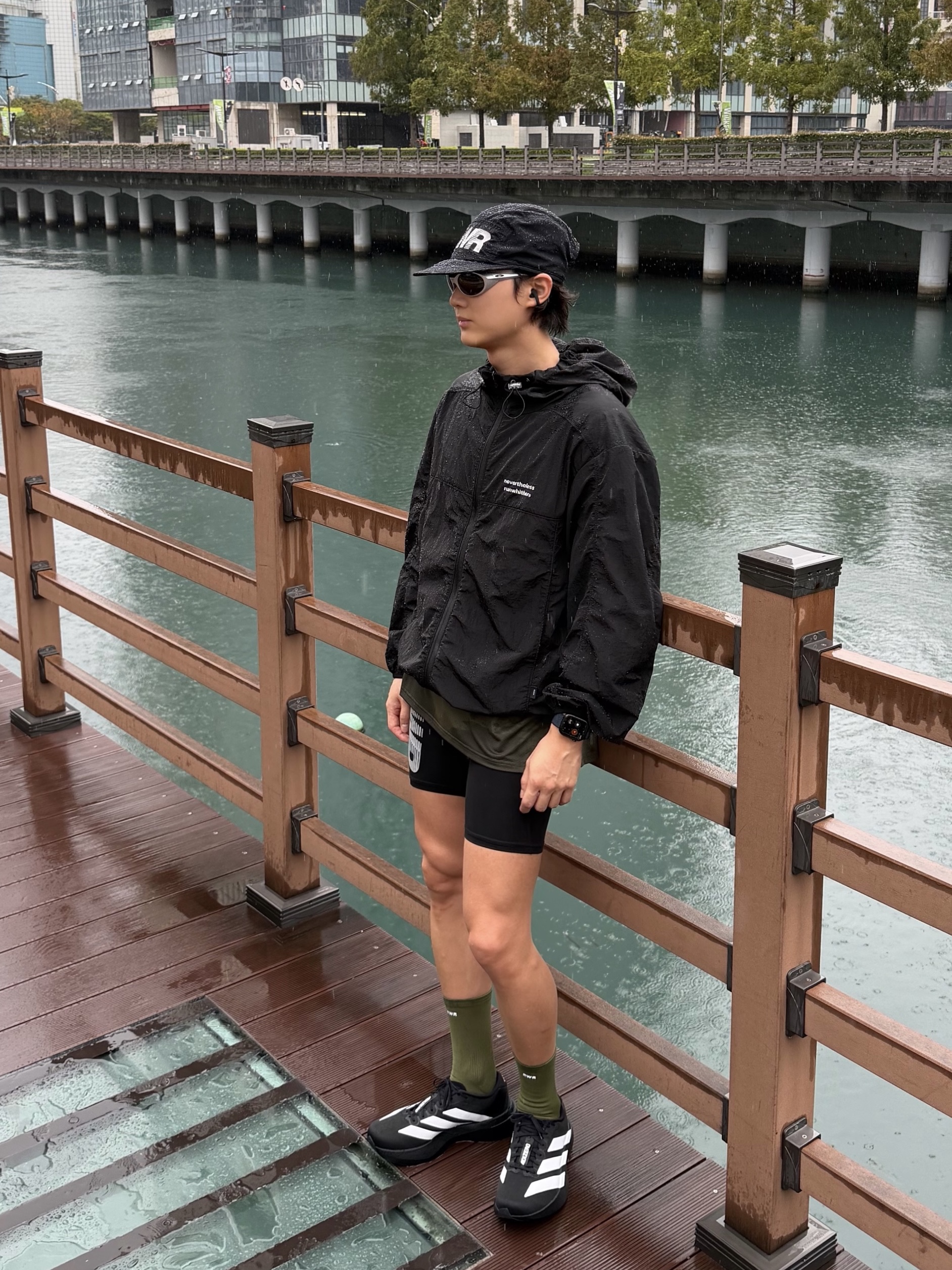 [KREAM 단독] runwhither Trail Cap Black, Oakley Eye Jacket Redux Silver Frame Prizm Black Polarized Lenses High Bridge Fit 착용 스타일 - 2