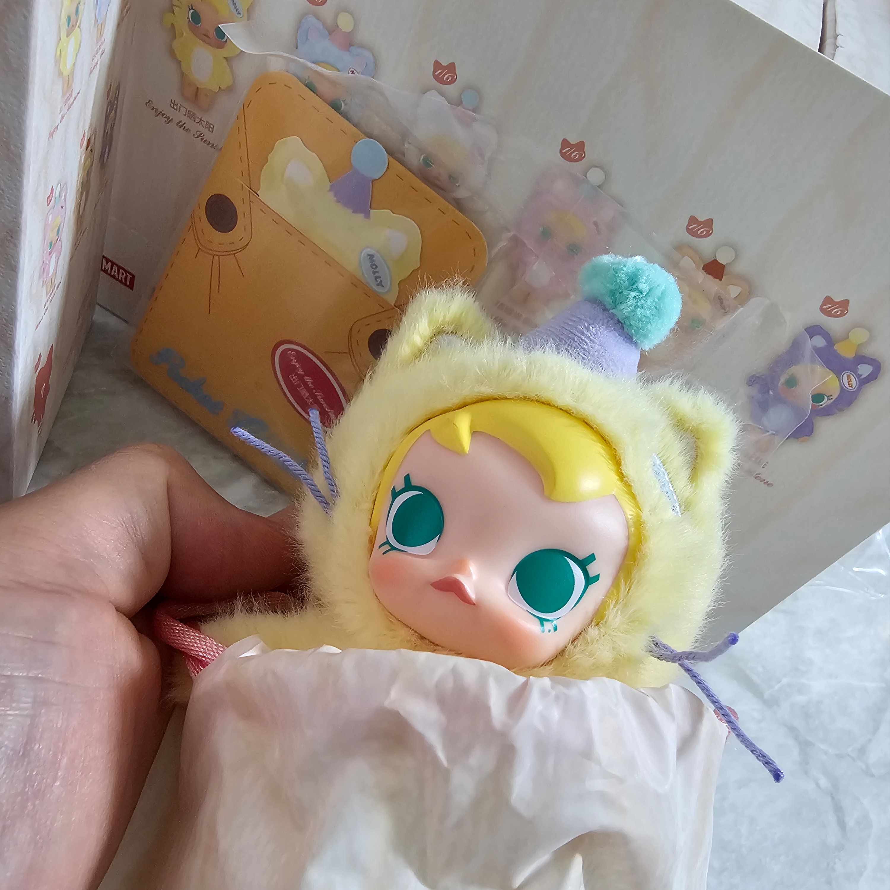 Pop Mart Baby Molly Pocket Friends Series Vinyl Plush Pendant Enjoy the Sunshine (Opened Case) 착용 스타일