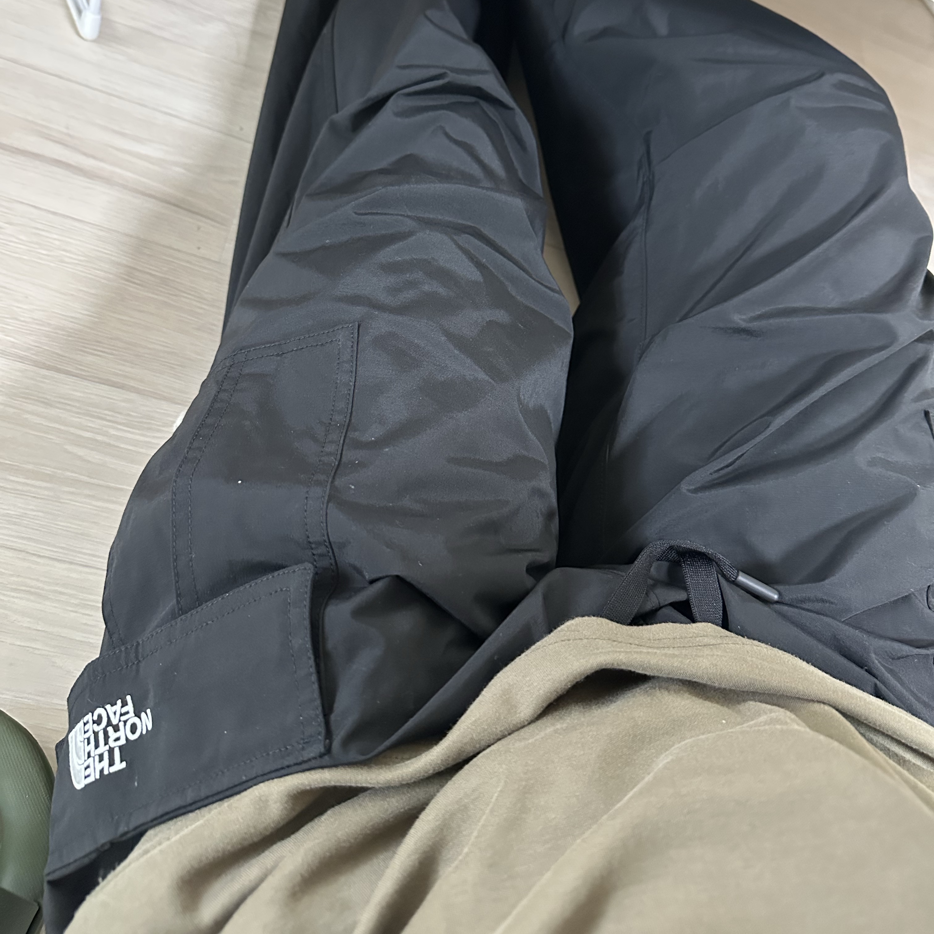 The North Face Hatch Parachute Pants Black - 25SS 착용 스타일