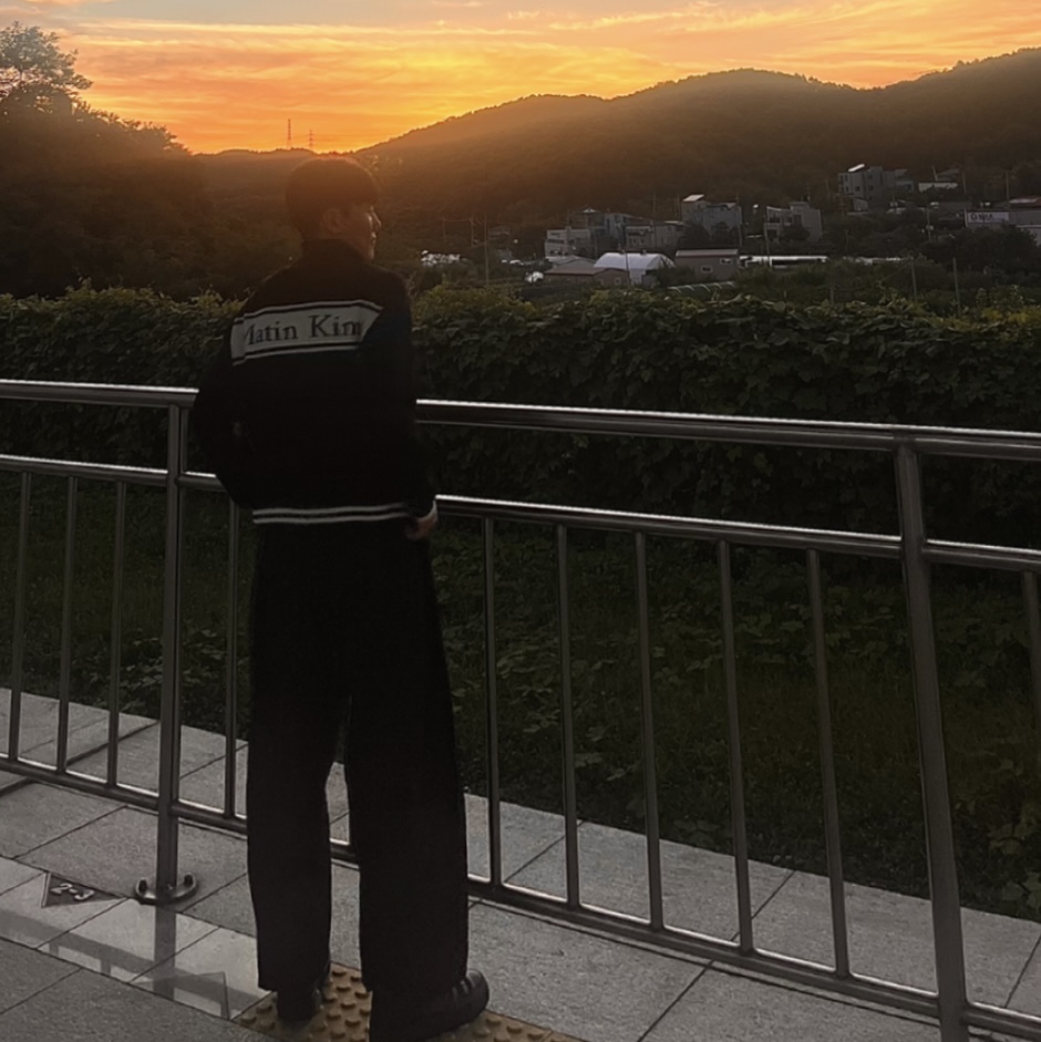 Matin Kim Spell Point Stripe Knit Cardigan Black, Nike Air Force 1 '07 Low Triple Black 착용 스타일