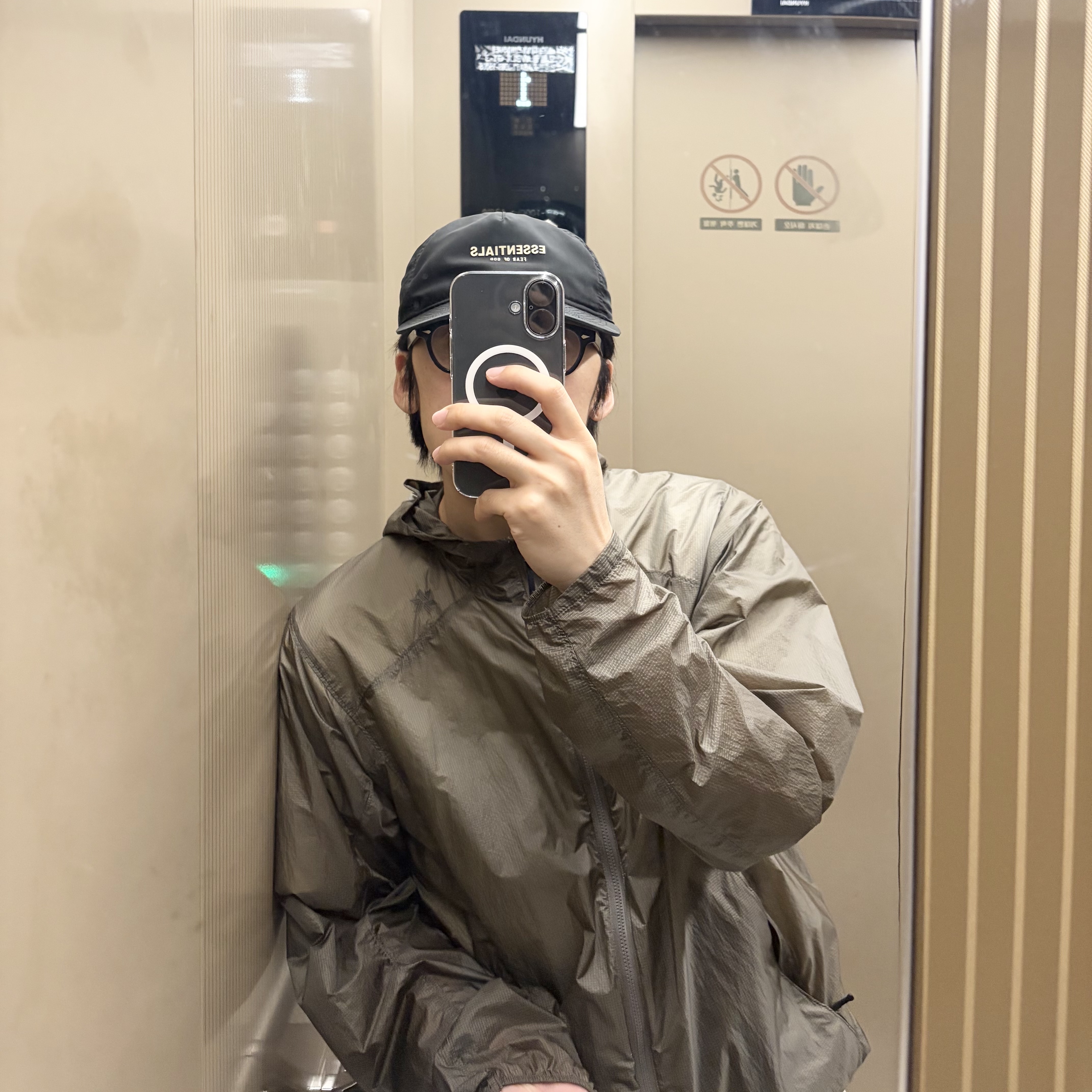 Goldwin Airly Shell Packable Wind Jacket Desert Taupe - 25SS 착용 스타일