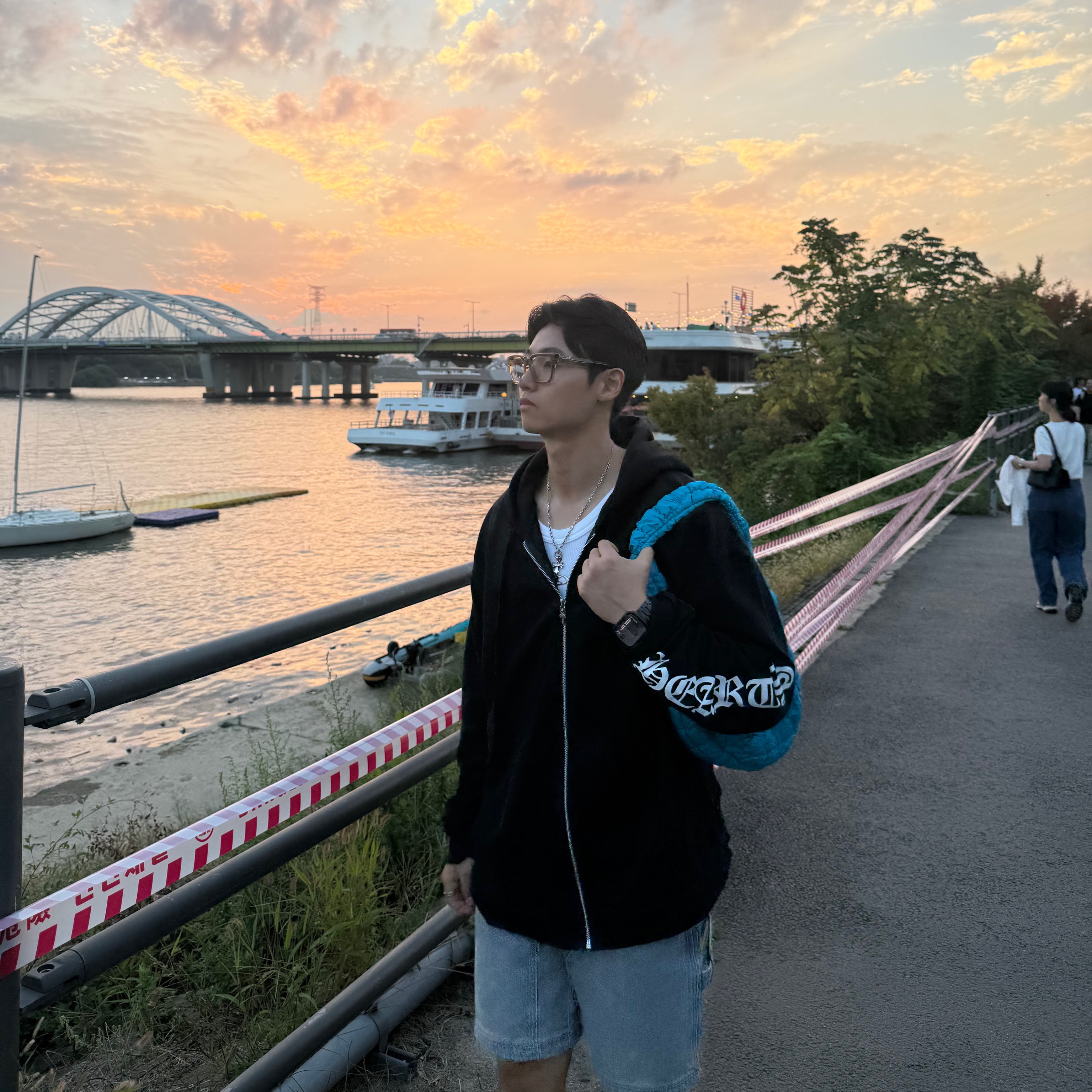 Chrome Vertical Logo Fleece Zip-Up Hoodie Black, COS Quilted Mini Bag Bright Turquoise 착용 스타일 - 2