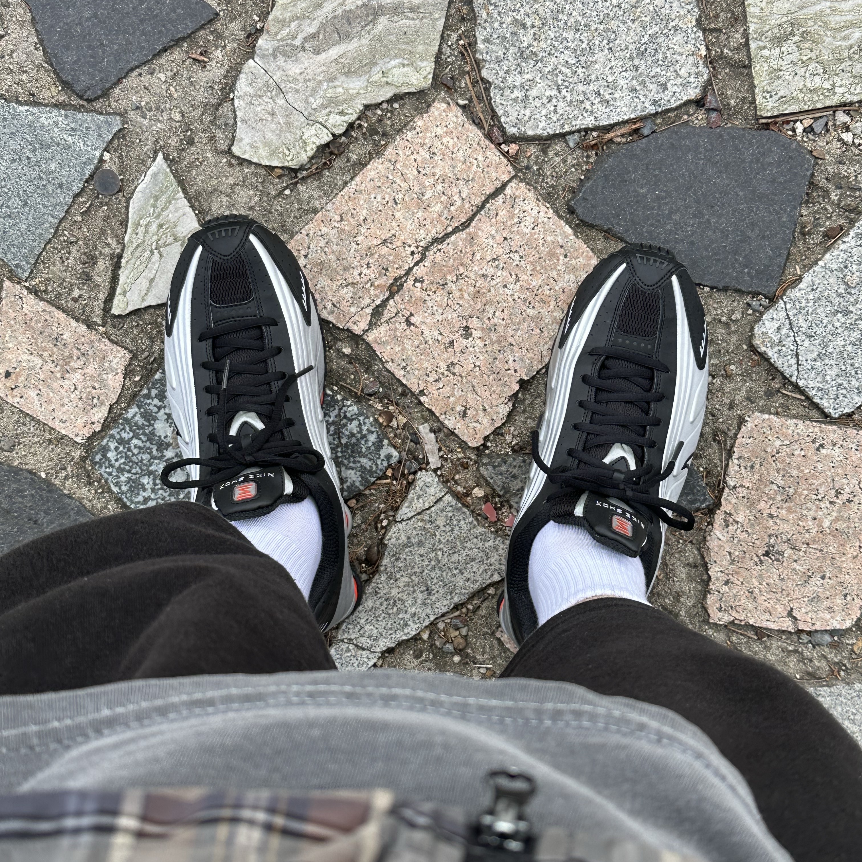 Nike Shox R4 Metallic Silver Red 착용 스타일