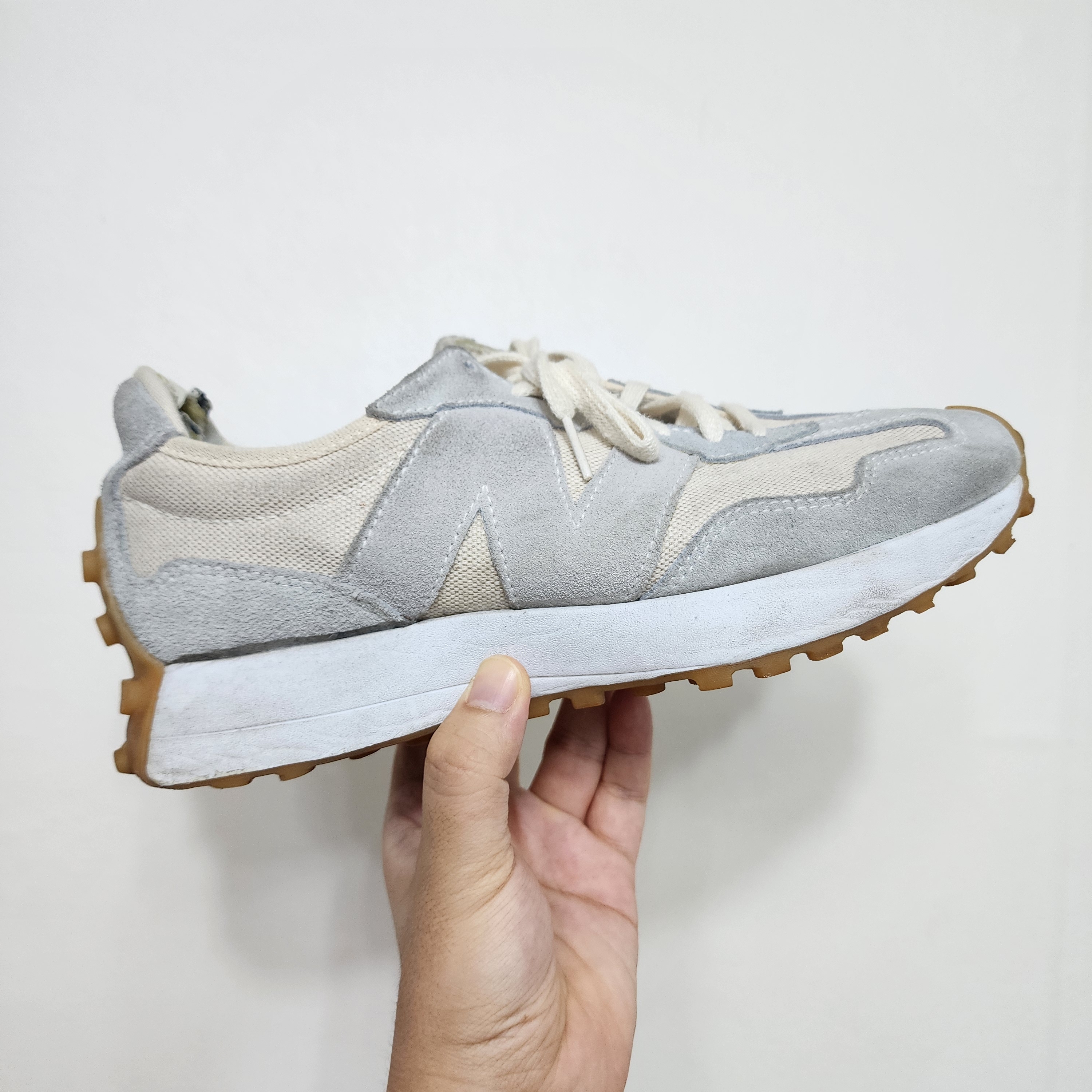 (W) New Balance 327 Undyed White Pale Blue 착용 스타일