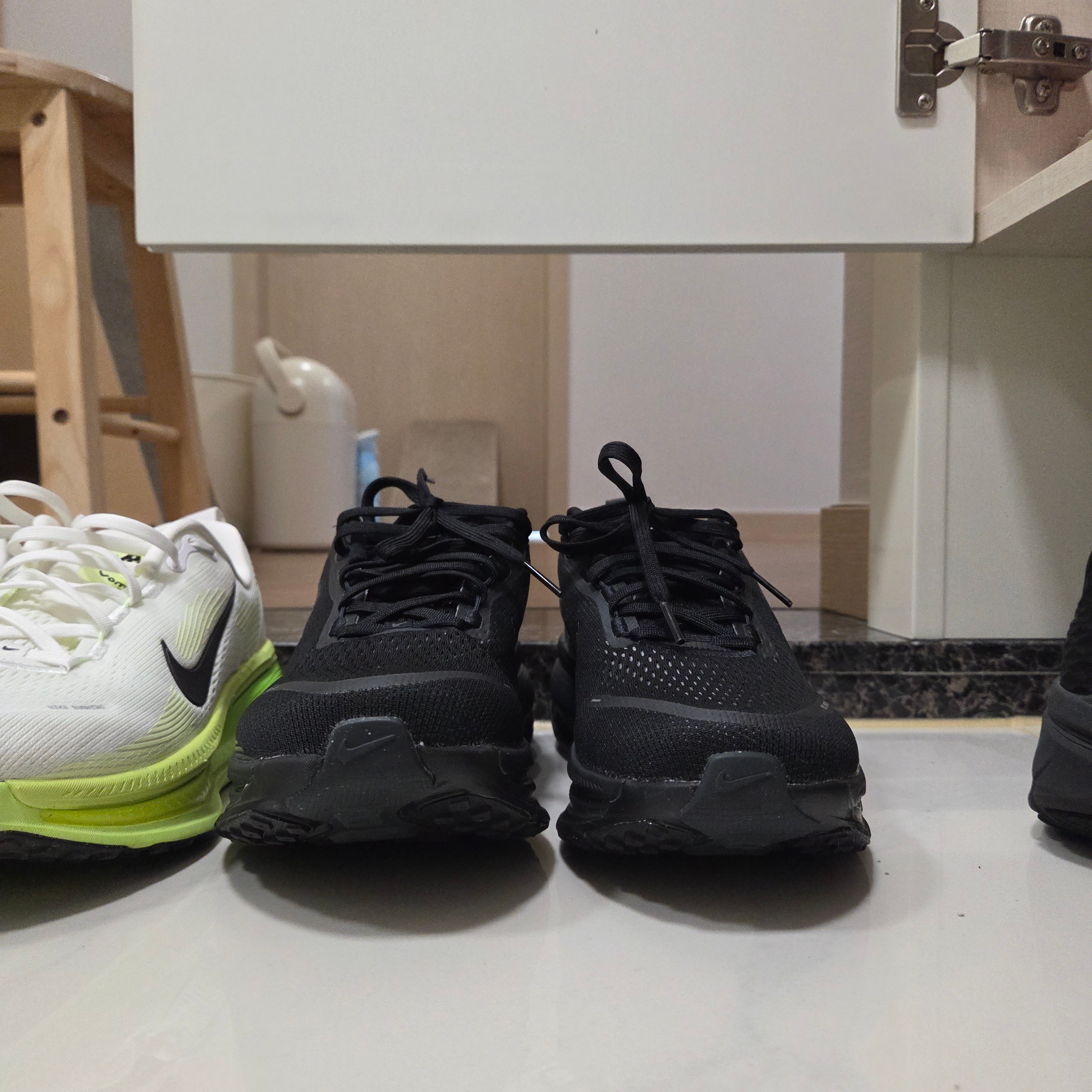 Nike Vomero 18 Black Dark Smoke Grey 착용 스타일 - 1
