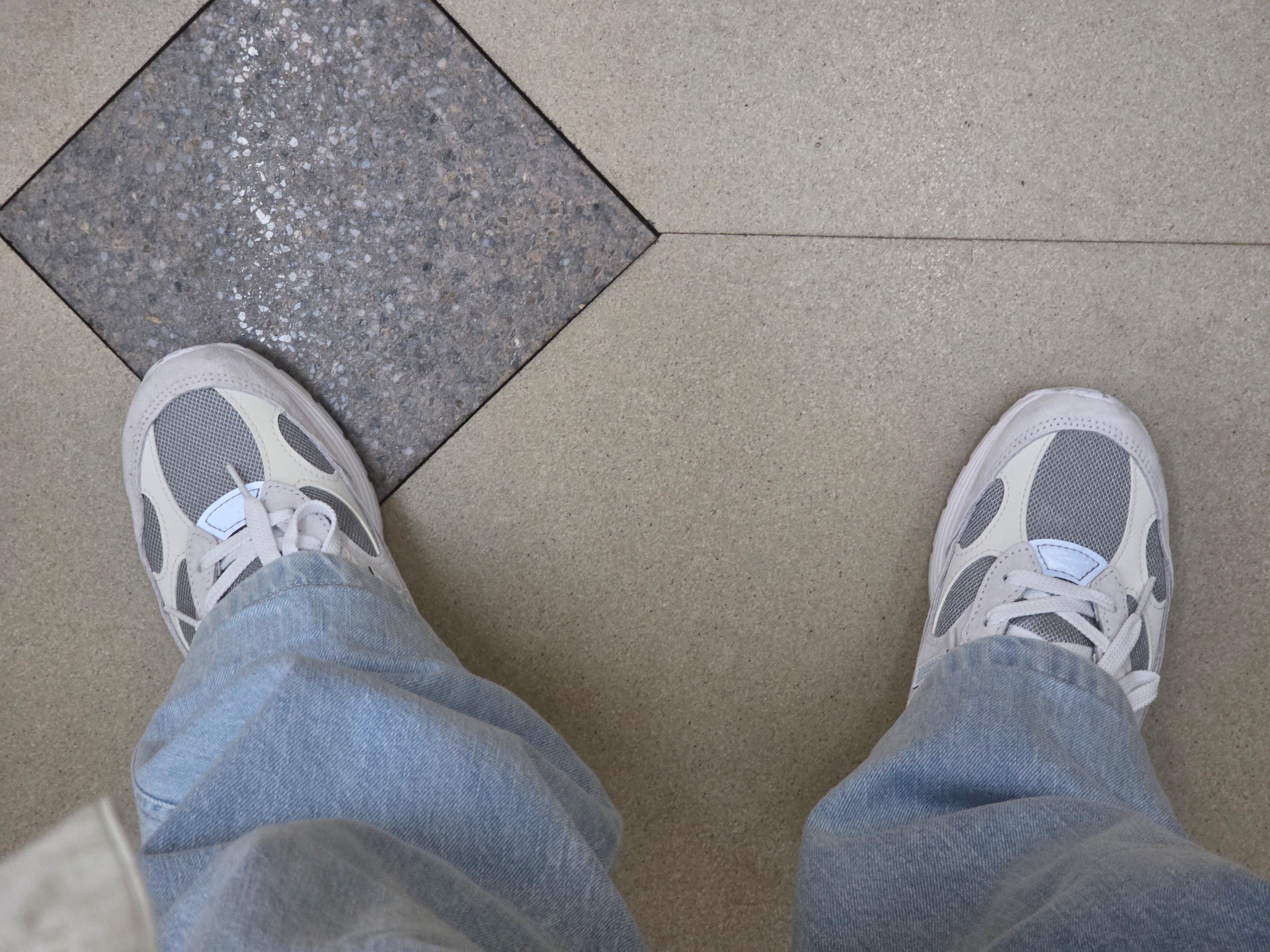 New Balance 992 Made in USA Core White Reflection 착용 스타일 - 2