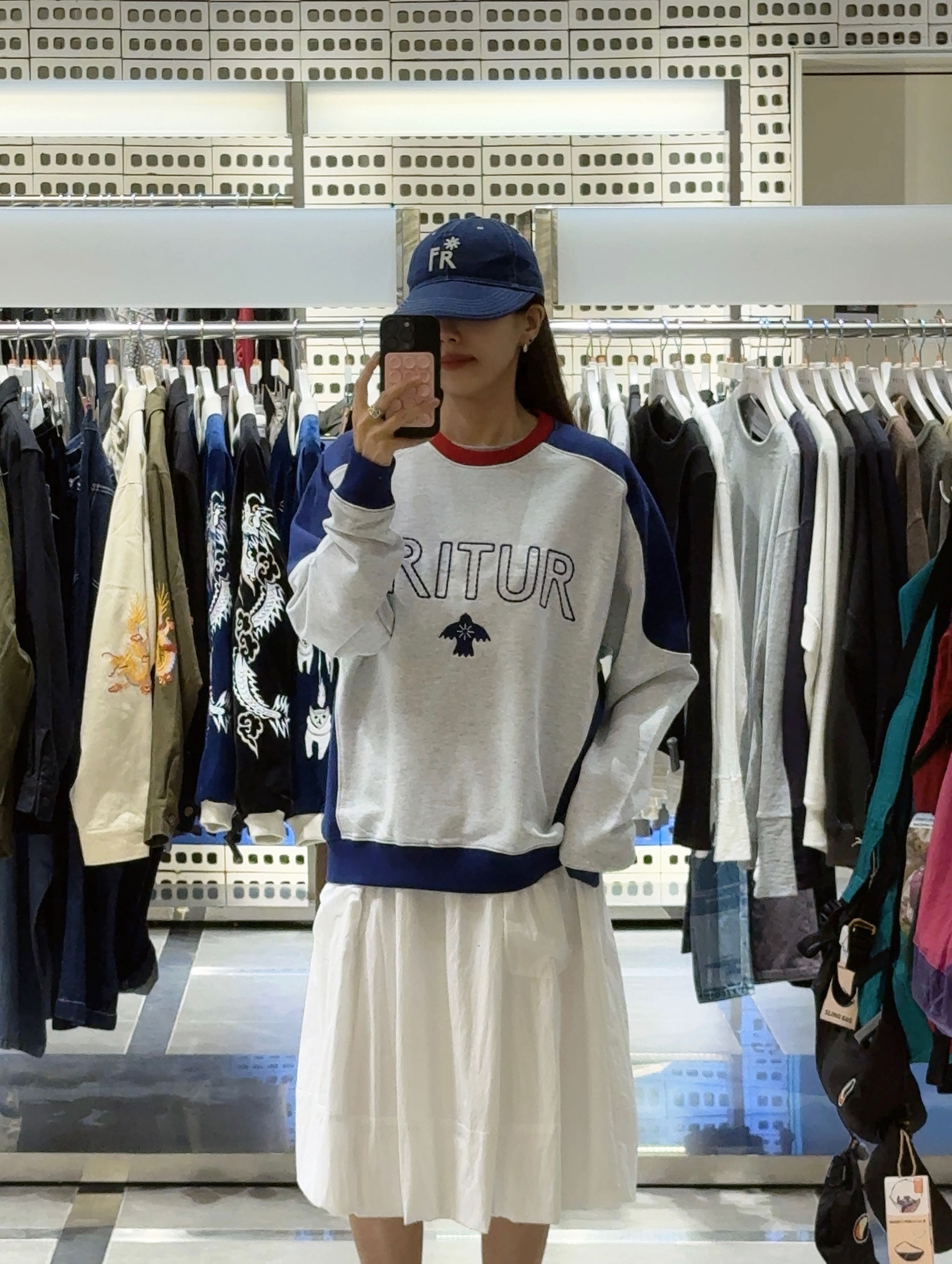 FRITUR Icon Ball Cap Blue, FRITUR Volume Pocket Skirt White 착용 스타일