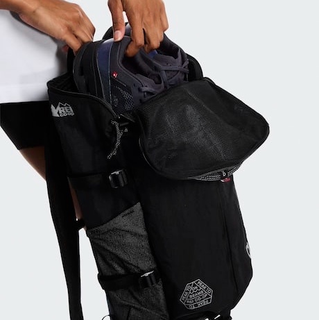 On Running x Beams x Rei Speed Pack 18L Black, On Running x Beams x Rei Cloudultra 3 Iron Black 착용 스타일 - 1