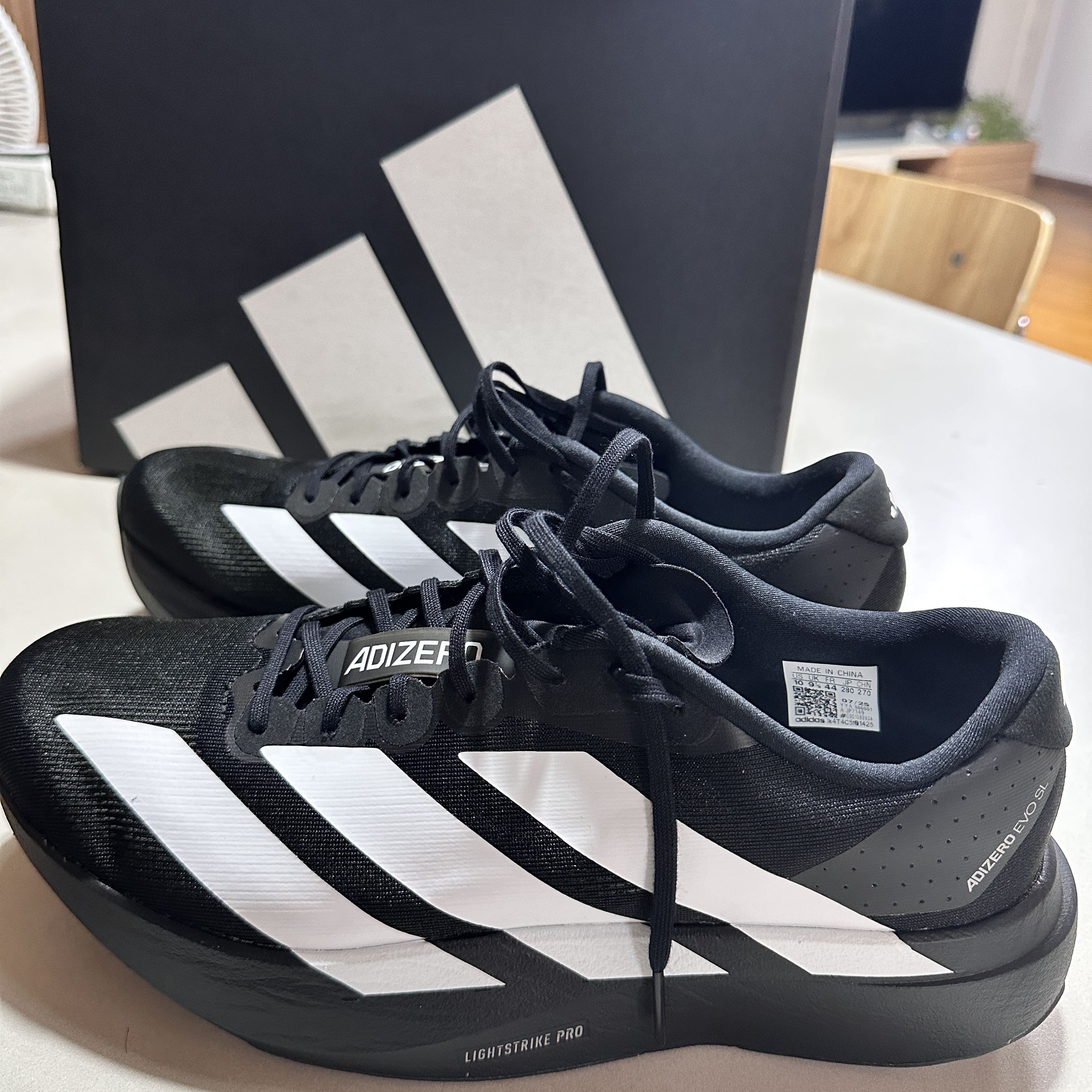 Adidas Adizero EVO SL Core Black Cloud White 착용 스타일 - 1