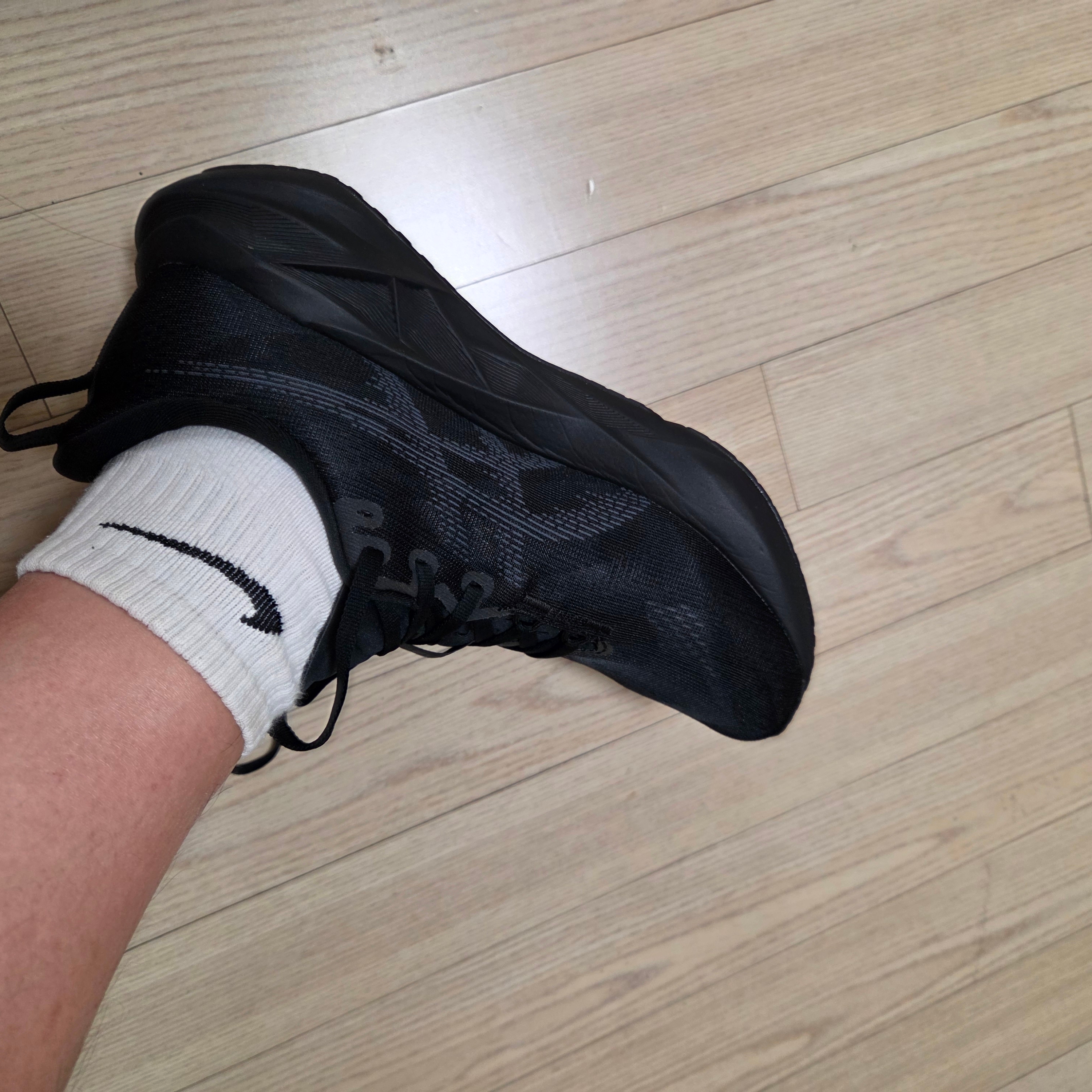 Asics Novablast 5 Black Carrier Grey - 2E Wide 착용 스타일 - 6