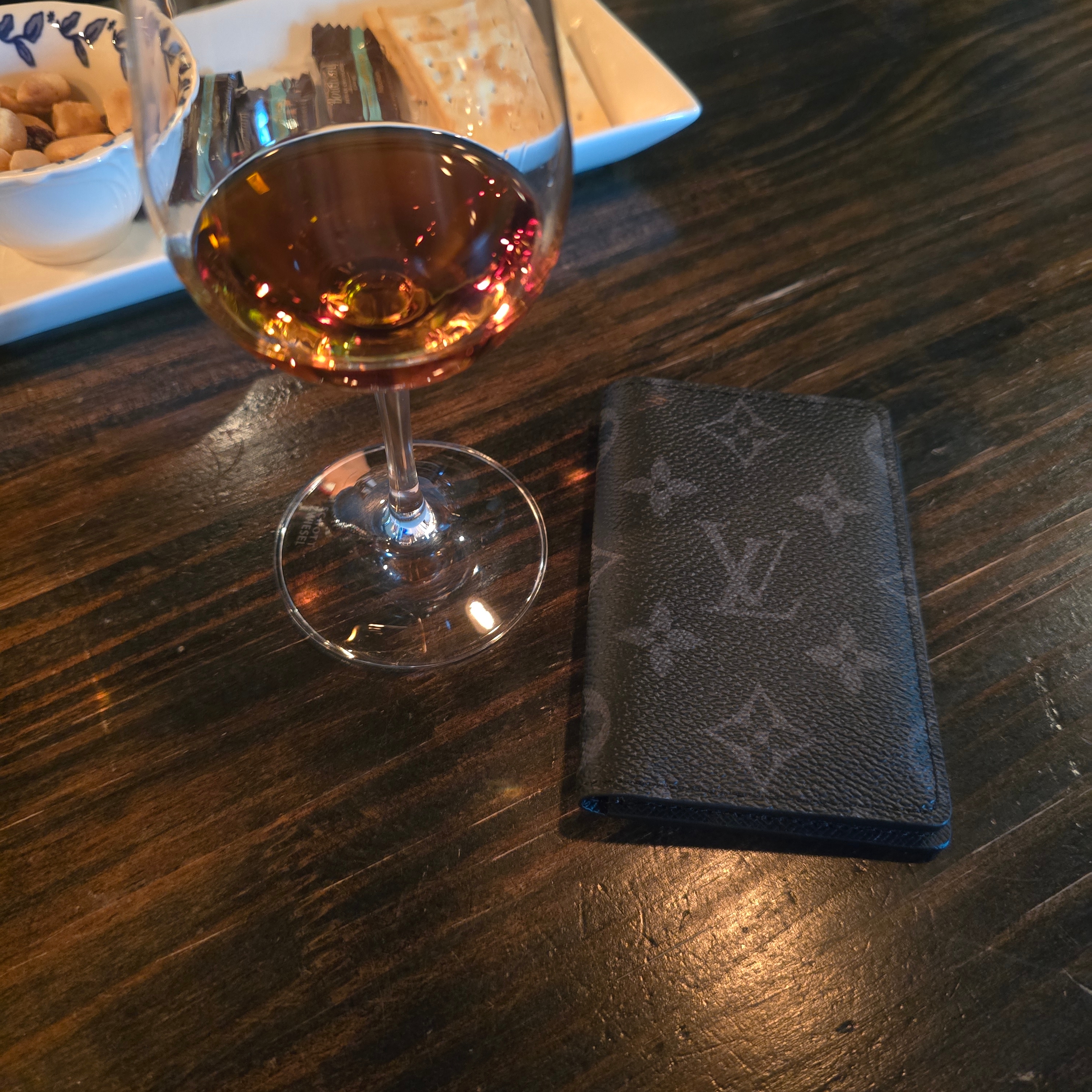 Louis Vuitton Pocket Organizer Monogram Eclipse 착용 스타일