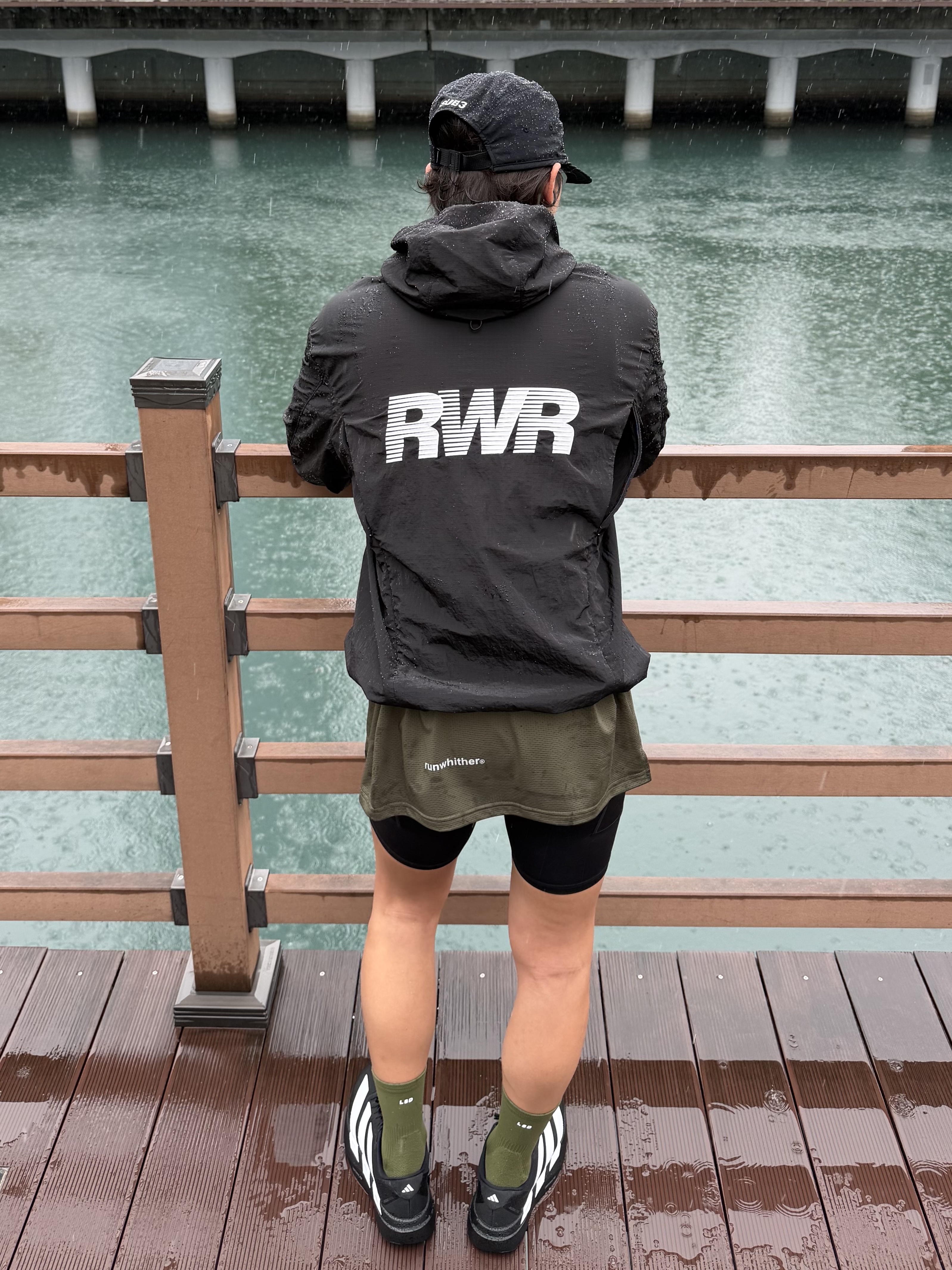 [KREAM 단독] runwhither Trail Cap Black, Oakley Eye Jacket Redux Silver Frame Prizm Black Polarized Lenses High Bridge Fit 착용 스타일 - 3