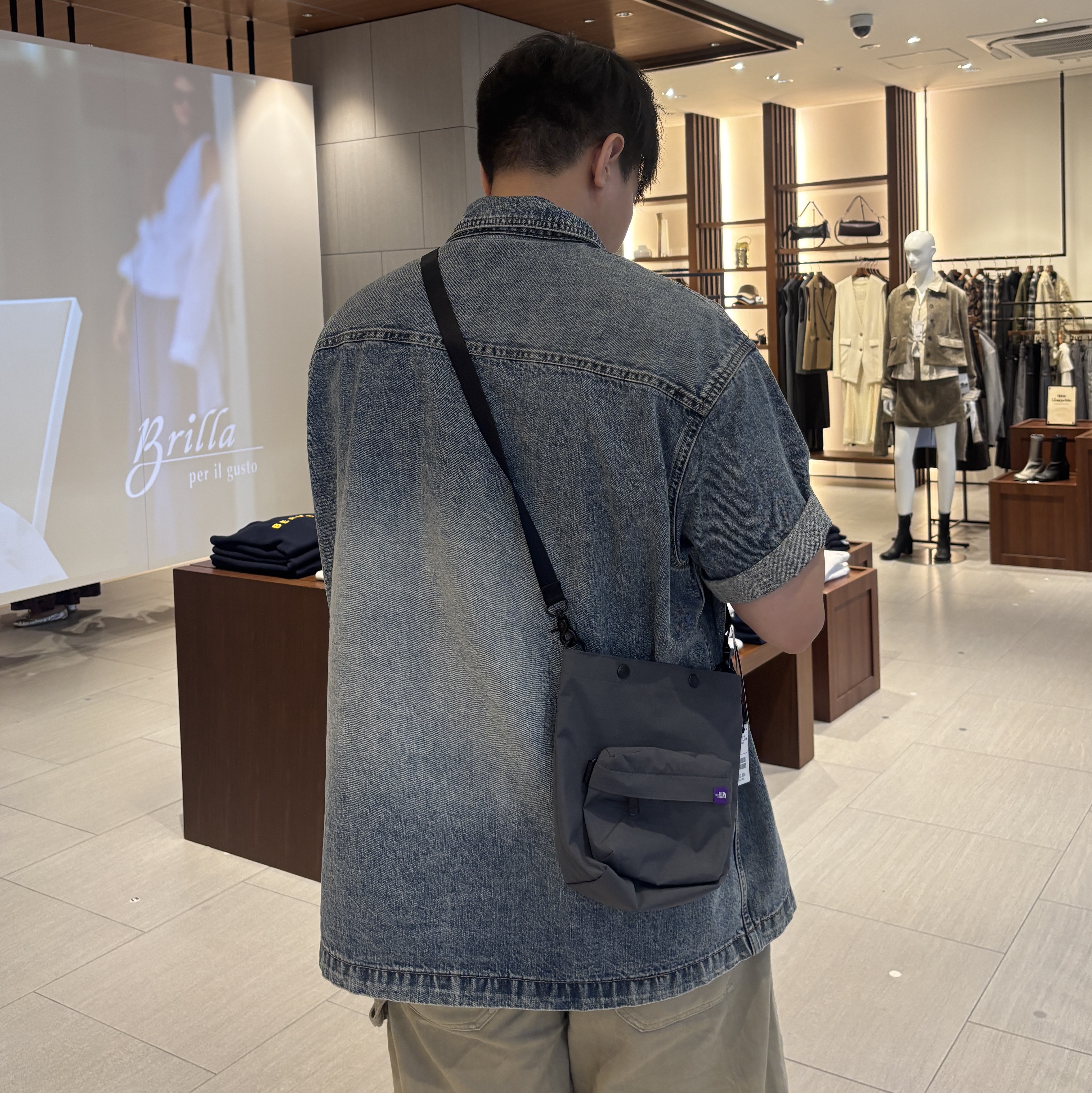 The North Face Purple Label Mountain Wind Multi Bag Asphalt Gray 착용 스타일