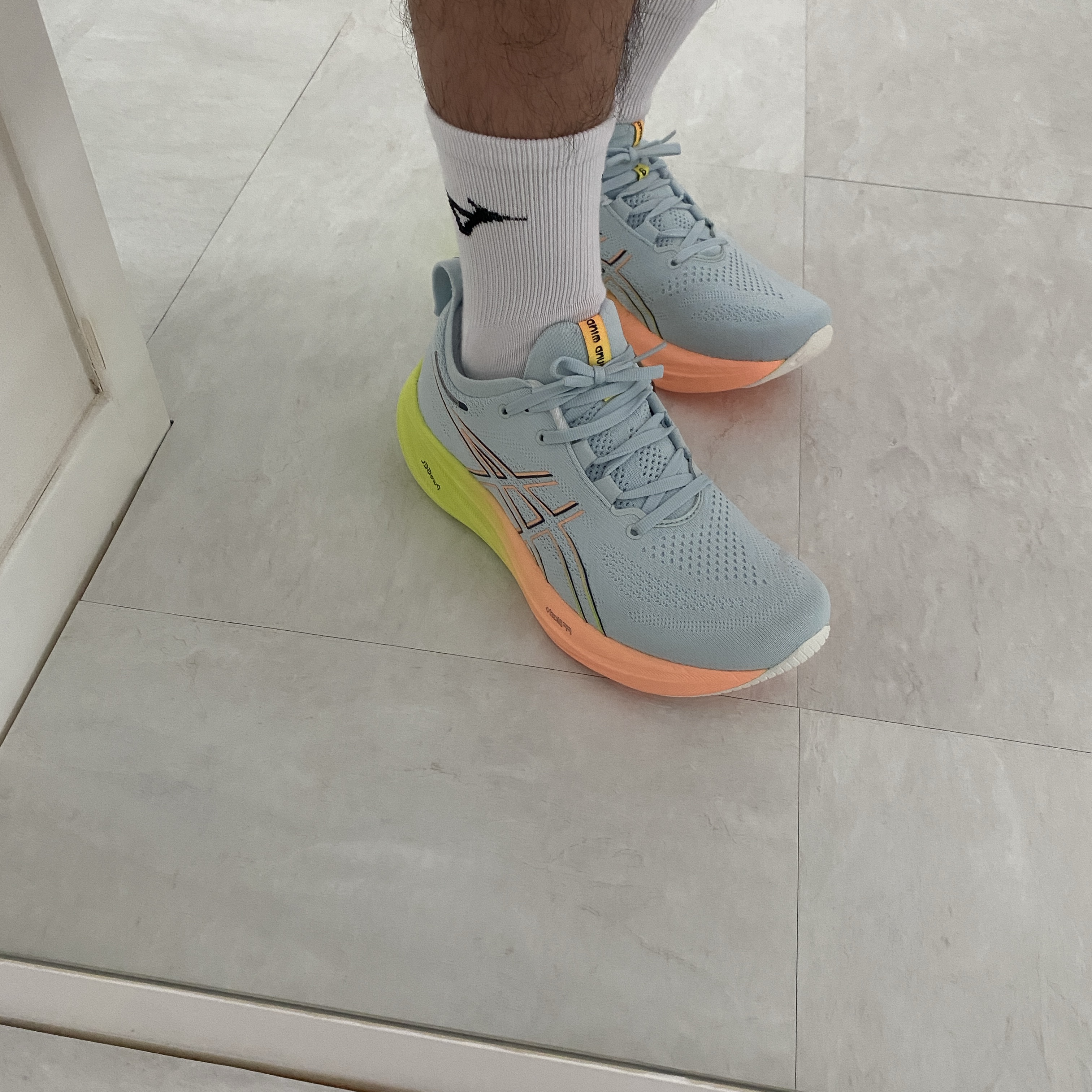 Asics Gel-Nimbus 26 Paris Cool Grey Safety Yellow 착용 스타일 - 1