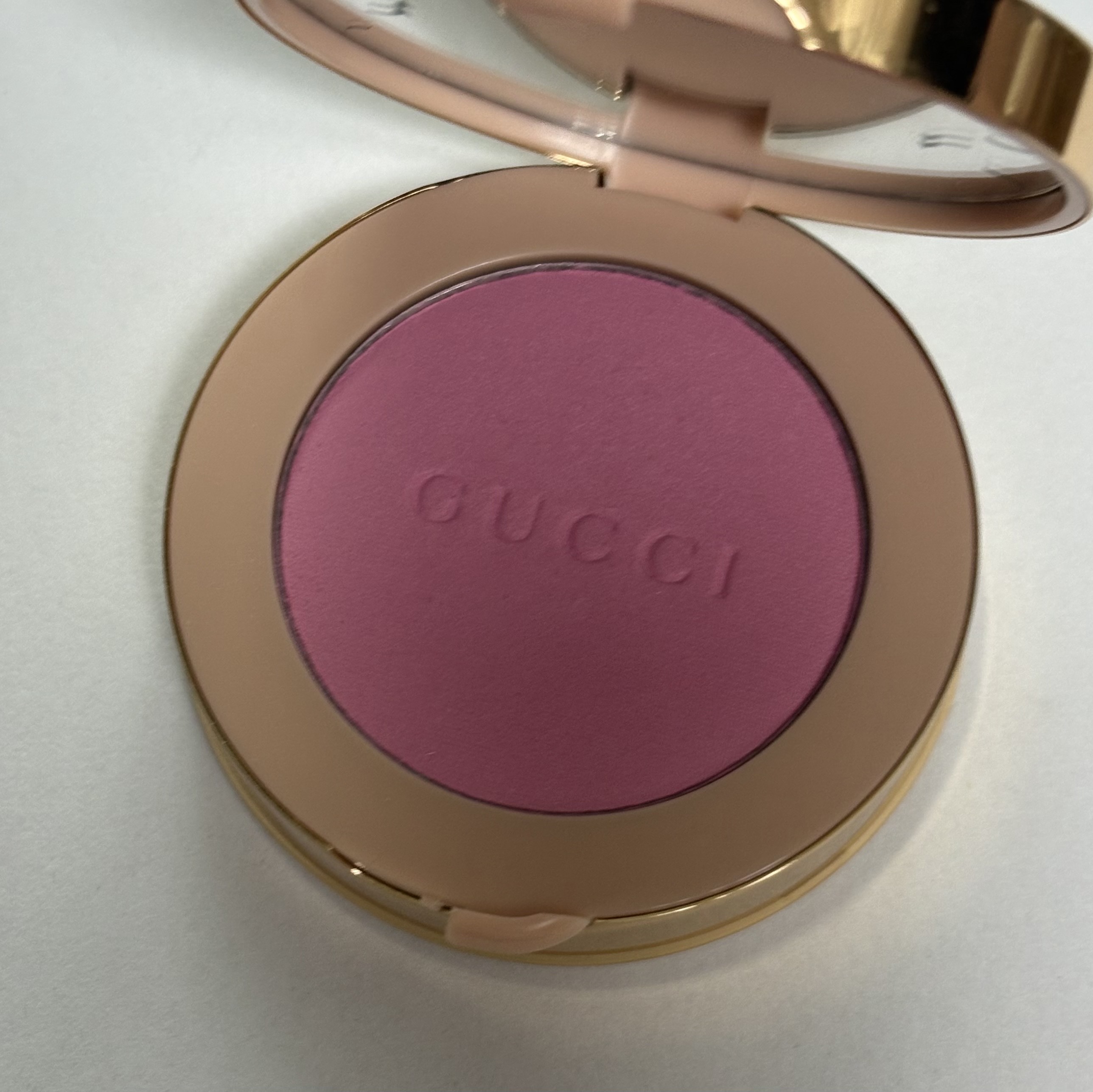 Gucci Blush De Beaute Cheeks and Eyes Powder 07 True Pink 착용 스타일