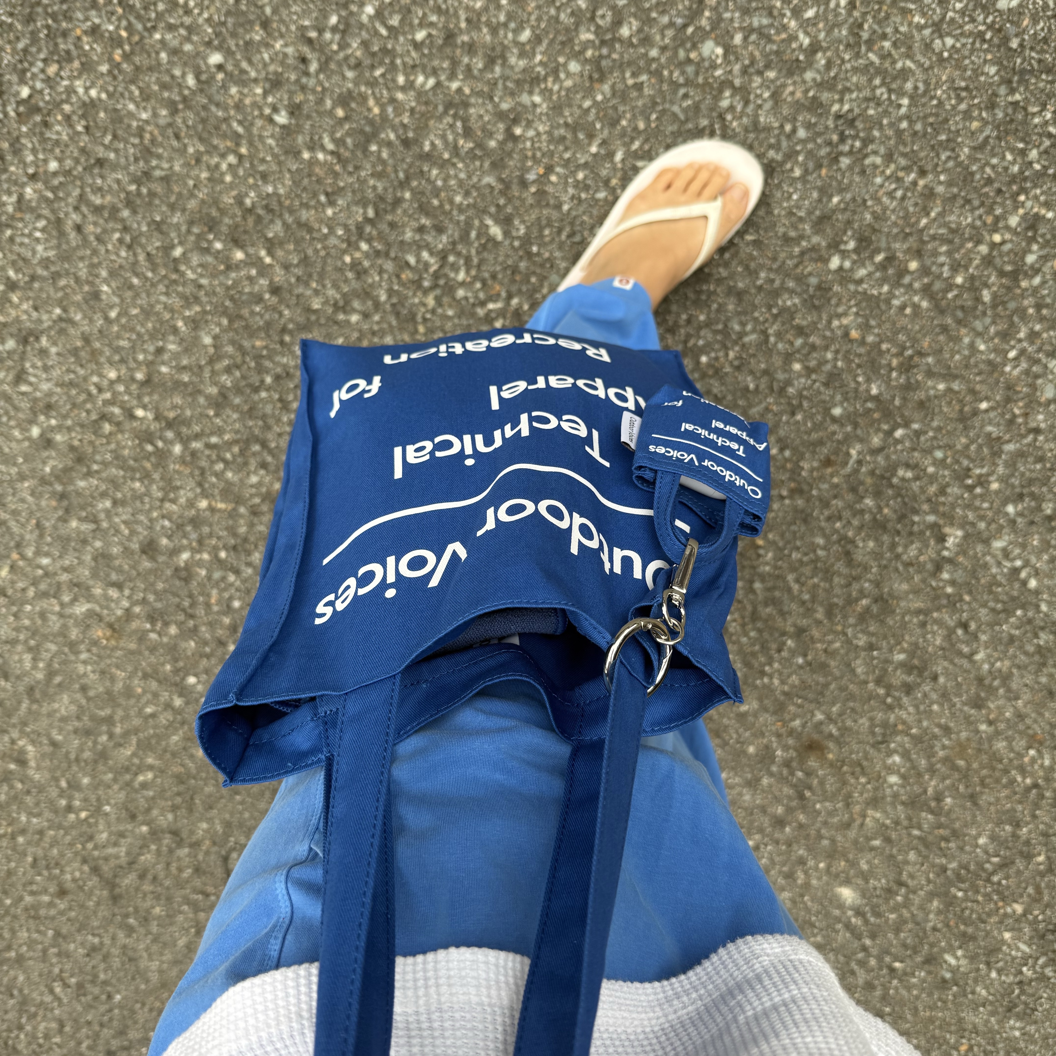 Outdoor Voices Signature Tote Bag Key Ring Blue, Outdoor Voices Signature Tote Bag Blue 착용 스타일 - 1