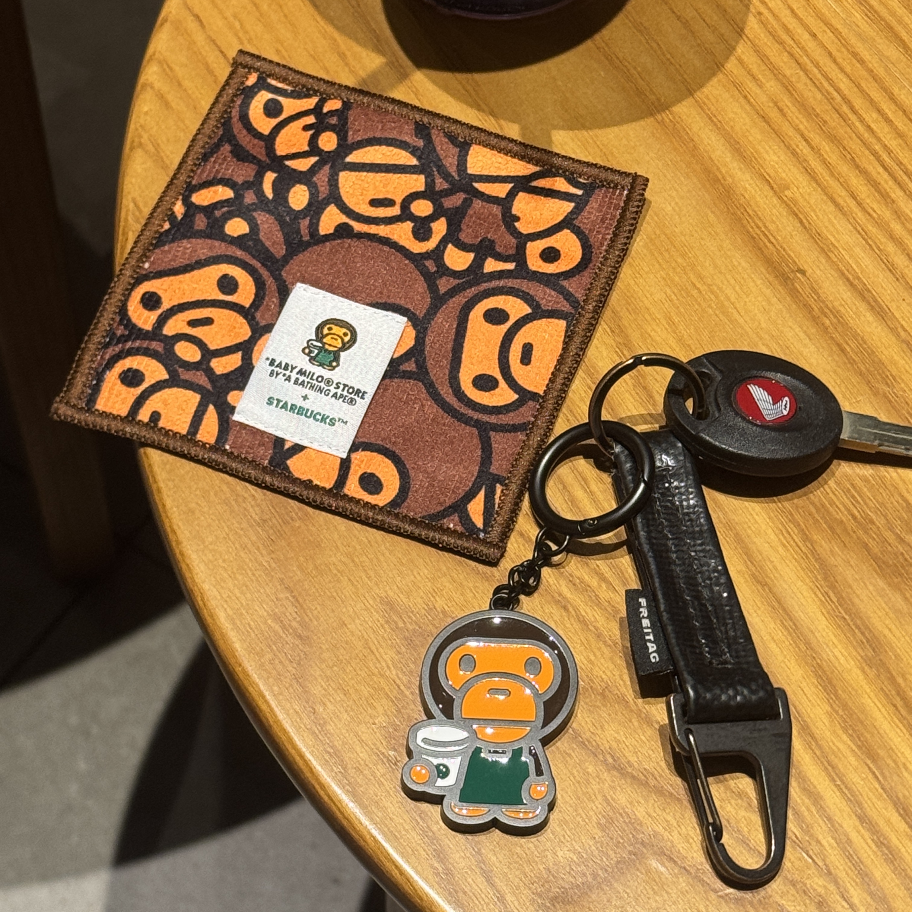 Starbucks x BAPE Baby Milo Keychain, Starbucks x BAPE Baby Milo Keychain 착용 스타일 - 4