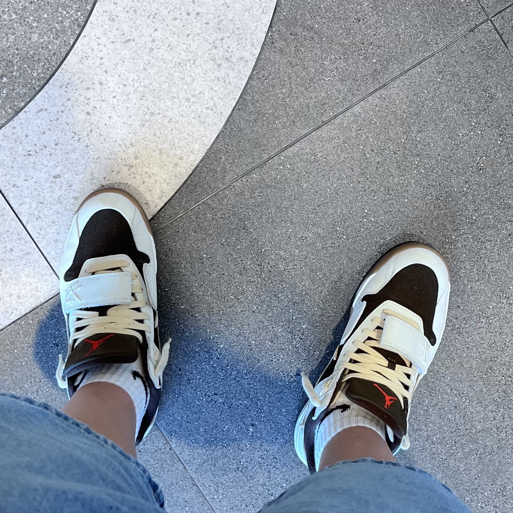 Jordan x Travis Scott Jumpman Jack TR Sail and Dark Mocha 착용 스타일