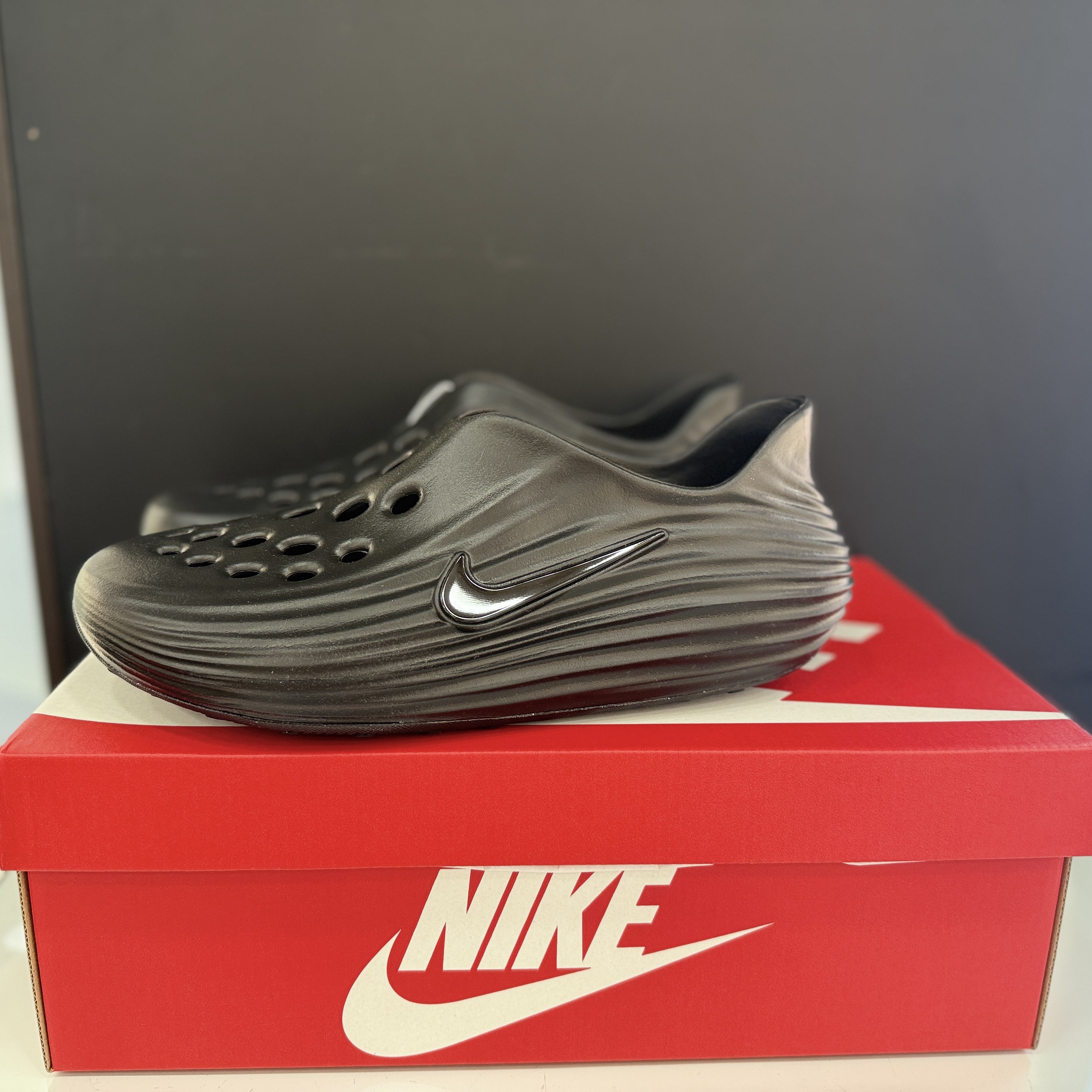 Nike ReactX Rejuven8 Triple Black 착용 스타일 - 1