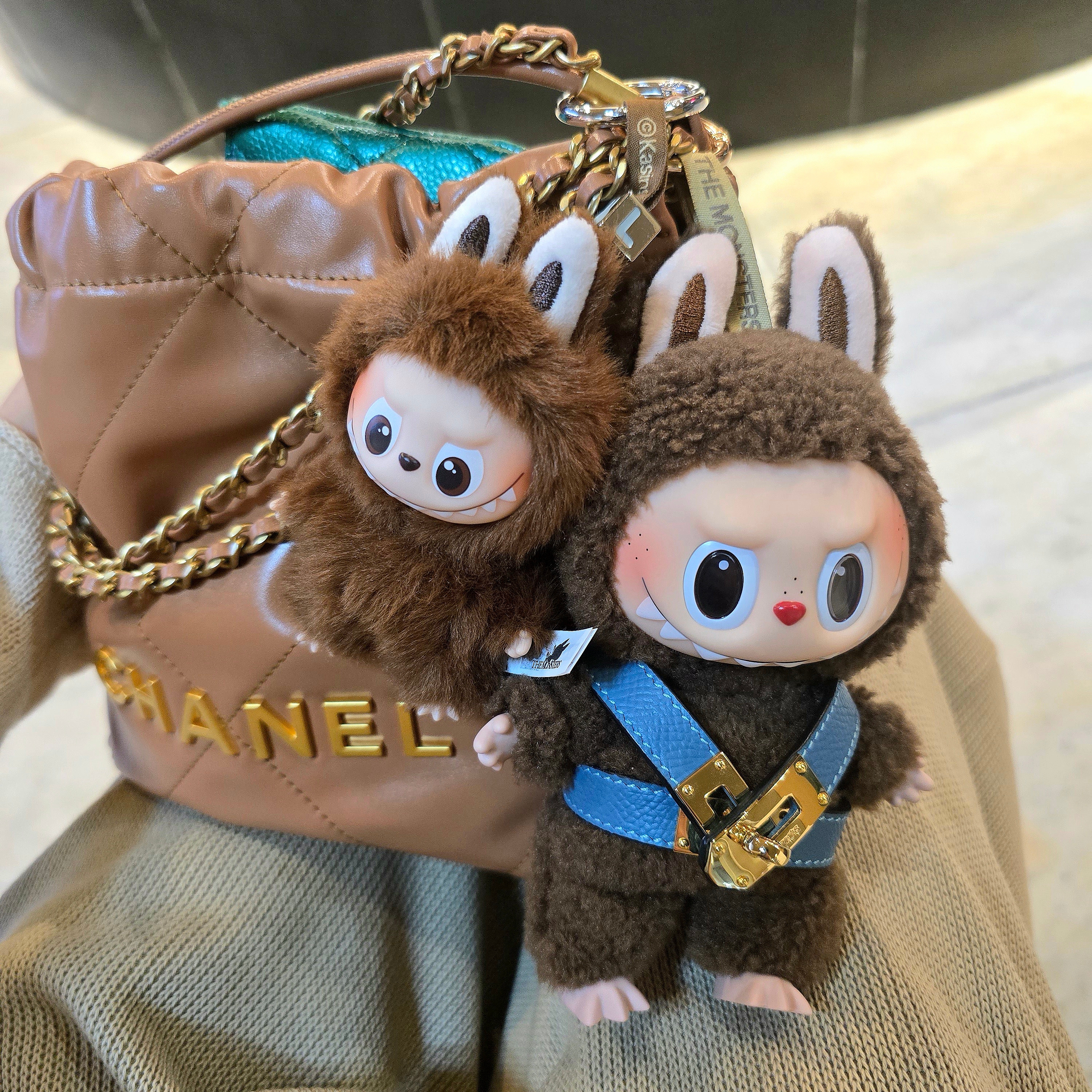 Pop Mart Labubu The Monsters Labubu Tasty Macarons Series Chestnut Cocoa Keyring (Opened Case), Pop Mart Labubu The Monsters Pin For Love Series Vinyl Plush Pendant Sealed Case (A-M) (1 Blind Box) 착용 스타일
