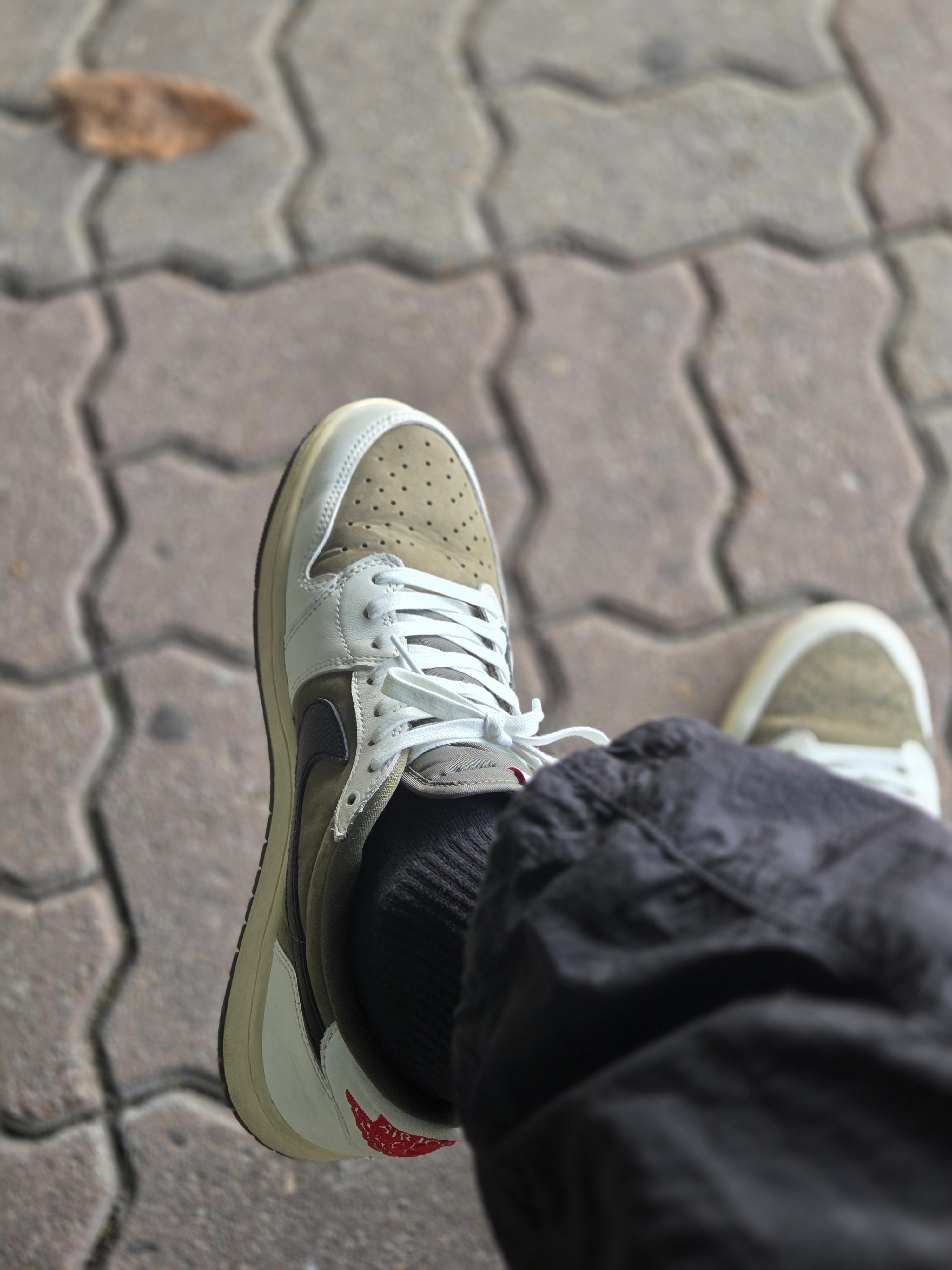Jordan 1 x Travis Scott Retro Low OG SP Reverse Olive 착용 스타일 - 1