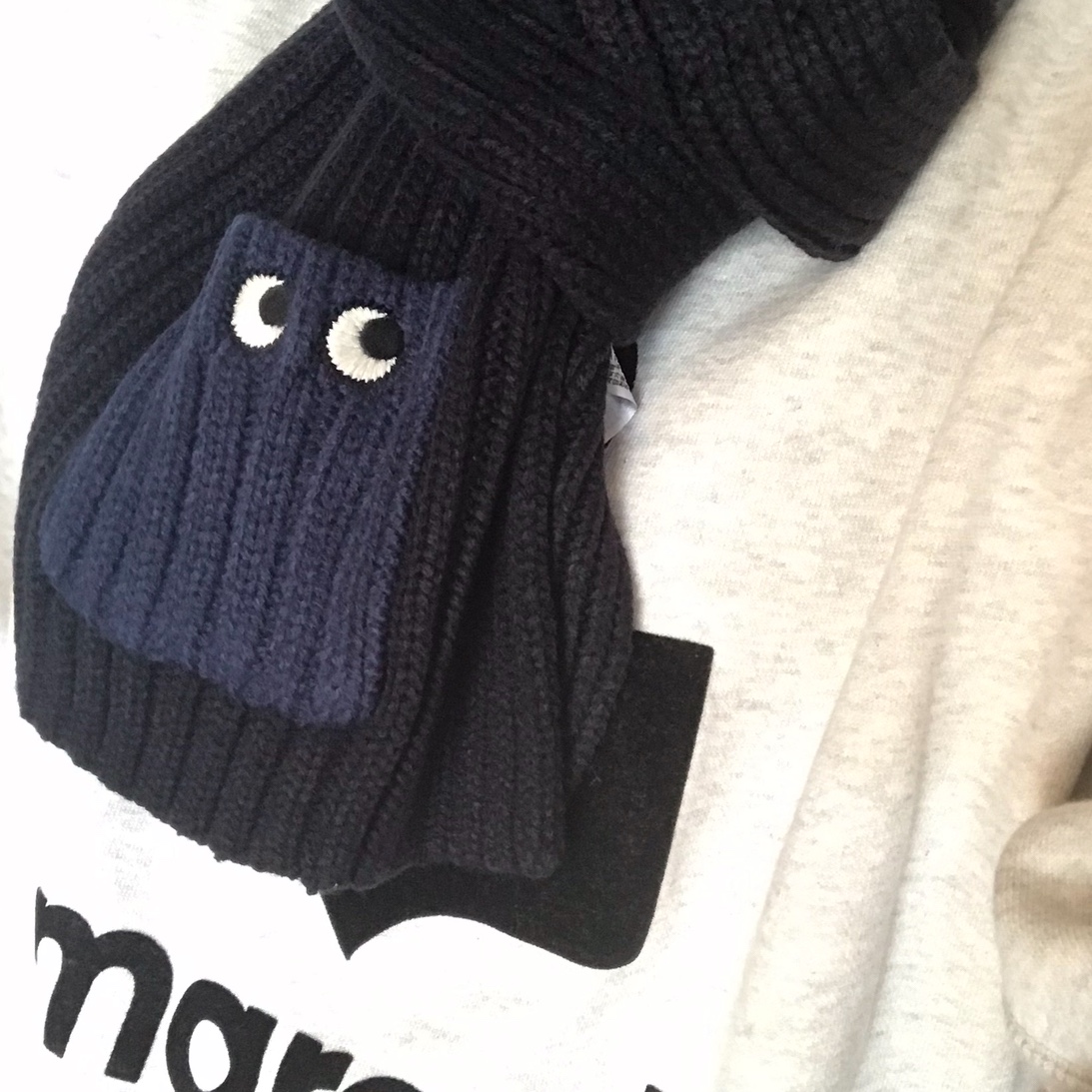 Uniqlo x Anya Hindmarch Heattech Knit Stole Navy 착용 스타일