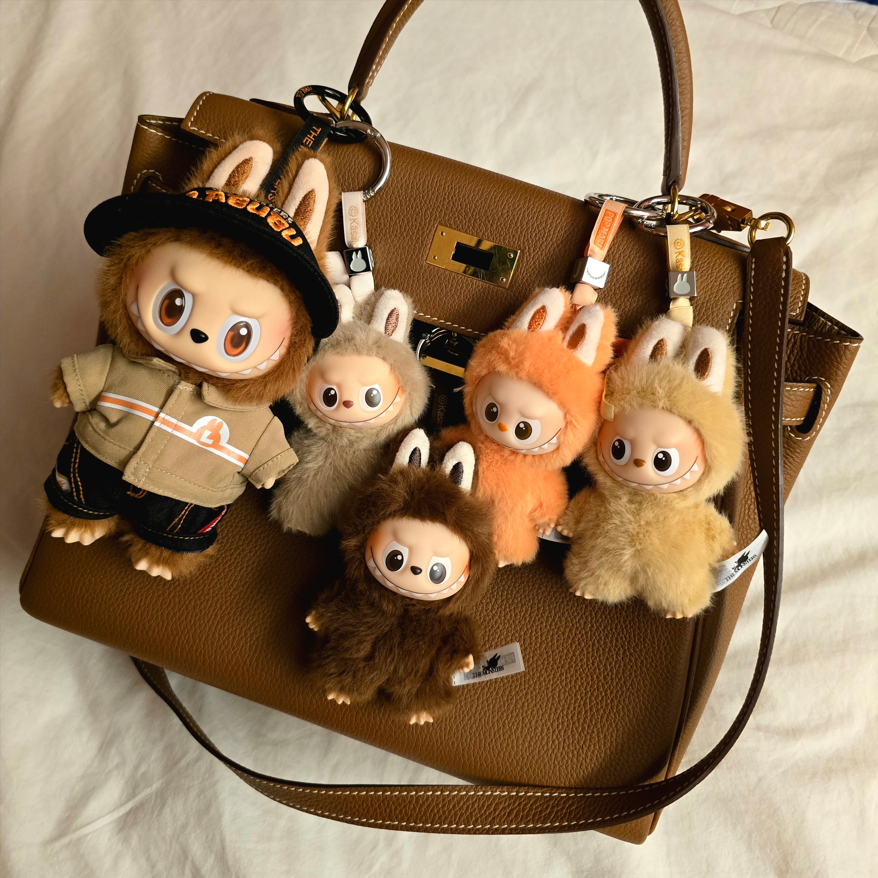 Pop Mart Labubu The Monsters Pin For Love Series Vinyl Plush Pendant (A-M) L (Opened Case), Pop Mart Labubu The Monsters Pin For Love Series Vinyl Plush Pendant (A-M) B (Opened Case) 착용 스타일
