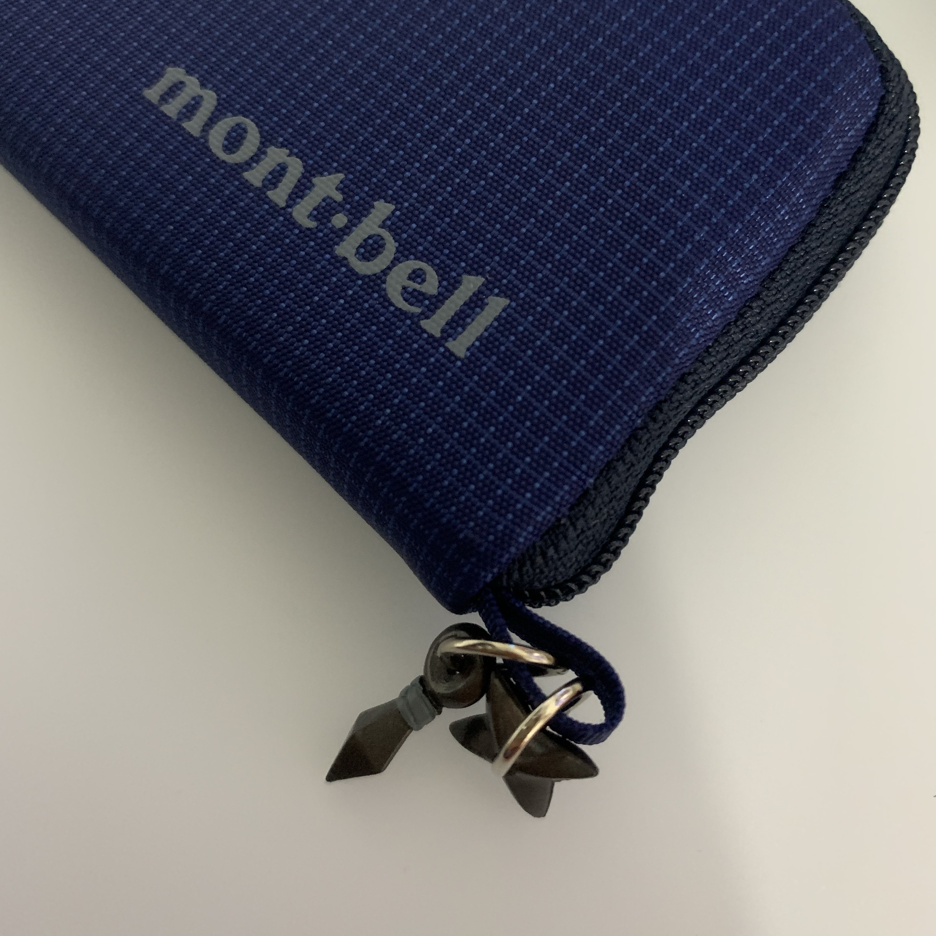 Montbell Mini Zip Wallet Navy 착용 스타일 - 3