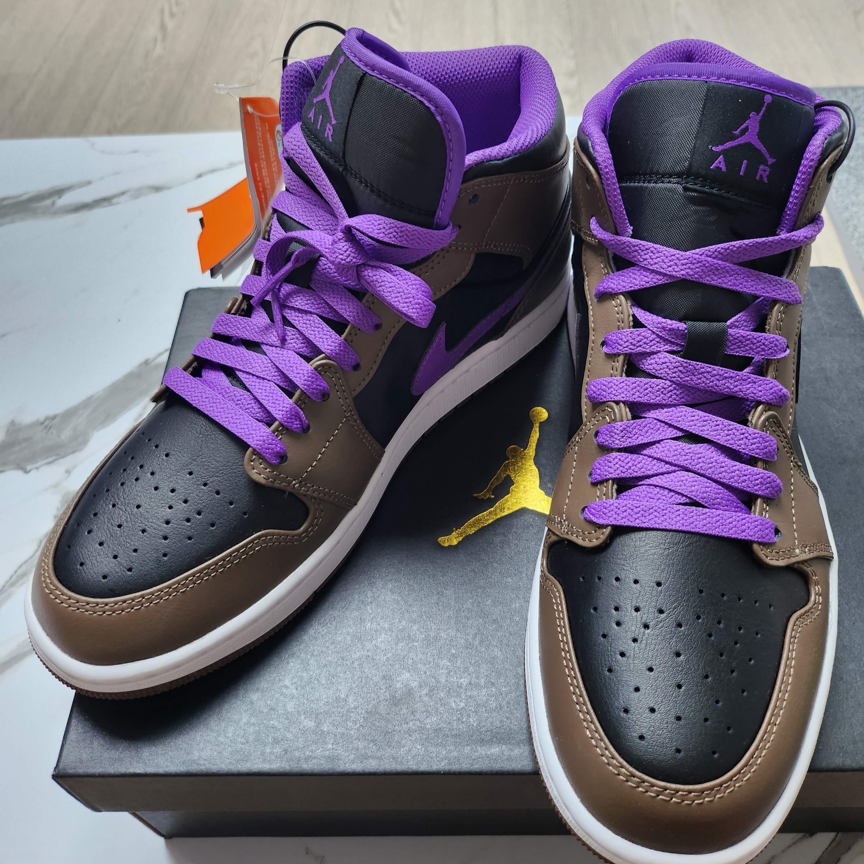 Jordan 1 Mid Palomino Wild Berry 착용 스타일