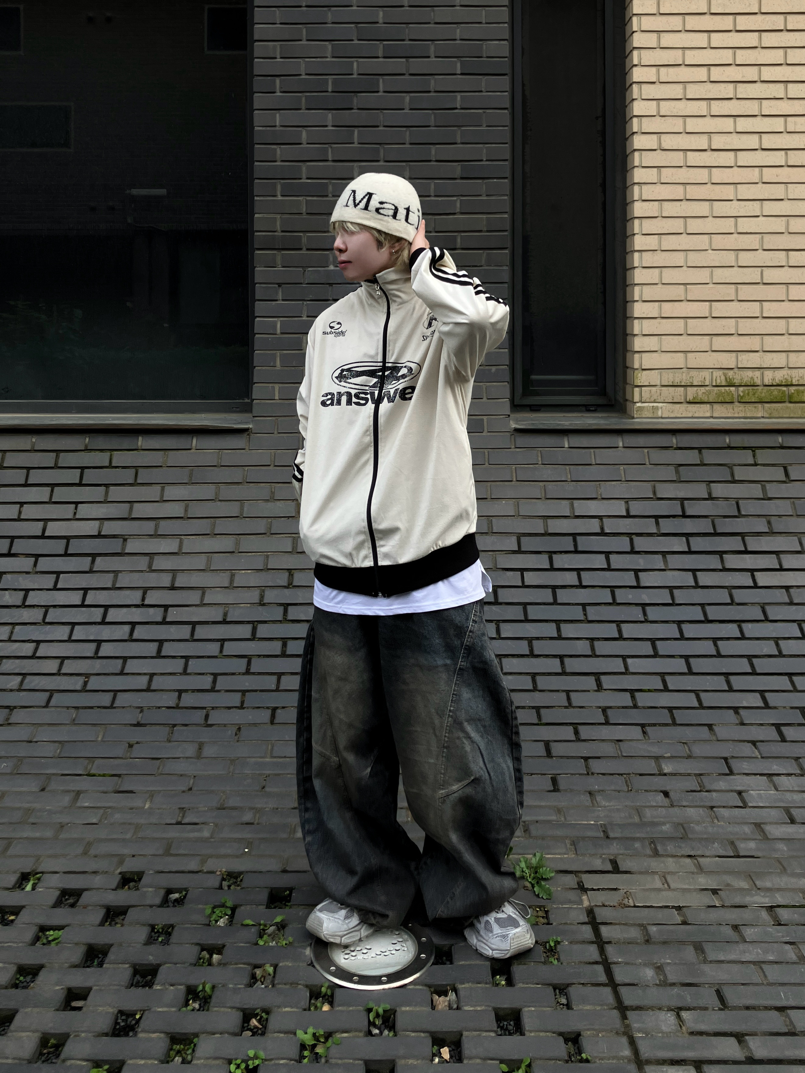 Matin Kim Logo Jacquard Short Beanie White, Balenciaga 3XL Sneakers Light Beige 착용 스타일 - 4