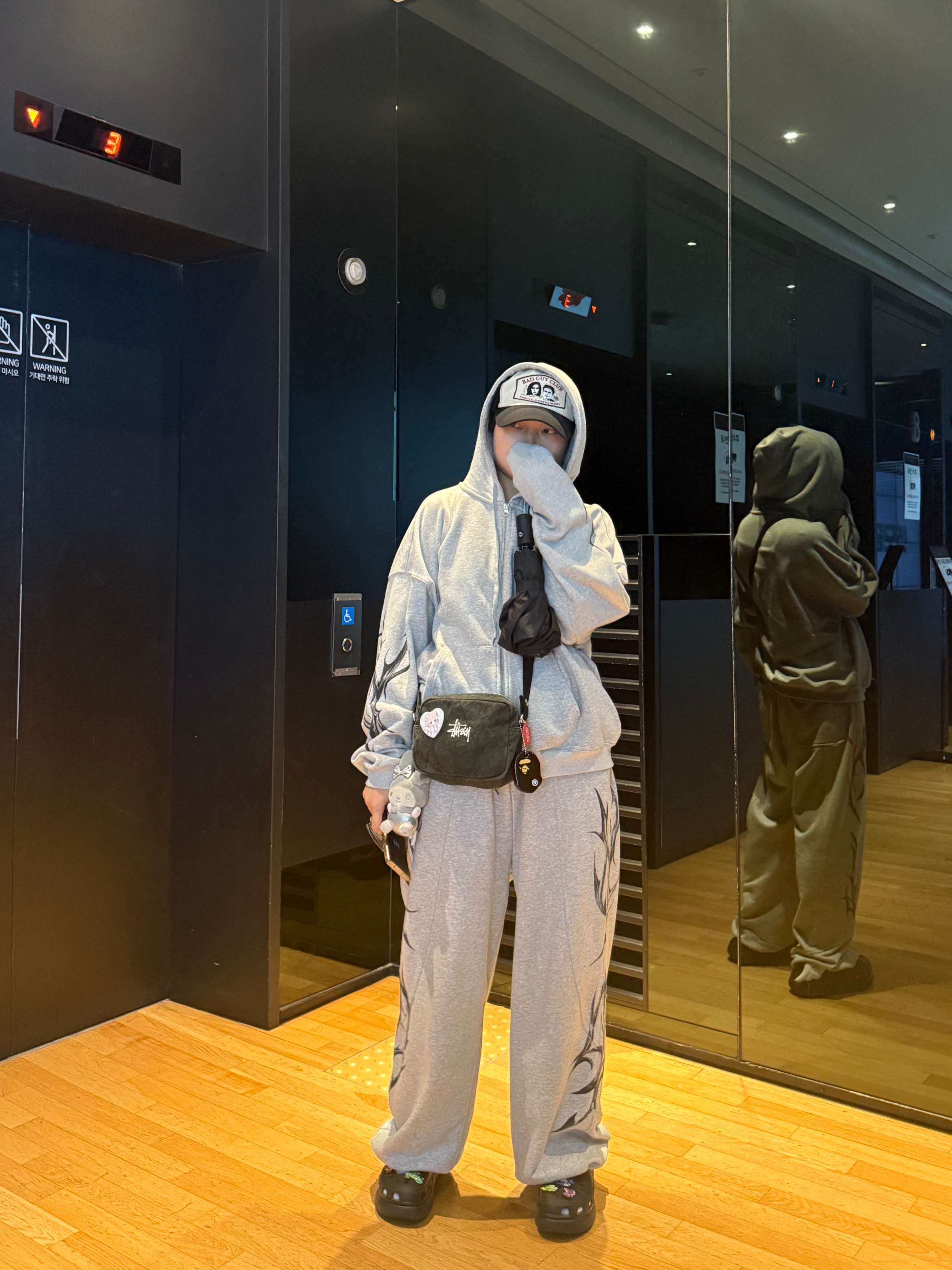 Crocs Classic Crush Clog Black 착용 스타일 - 3