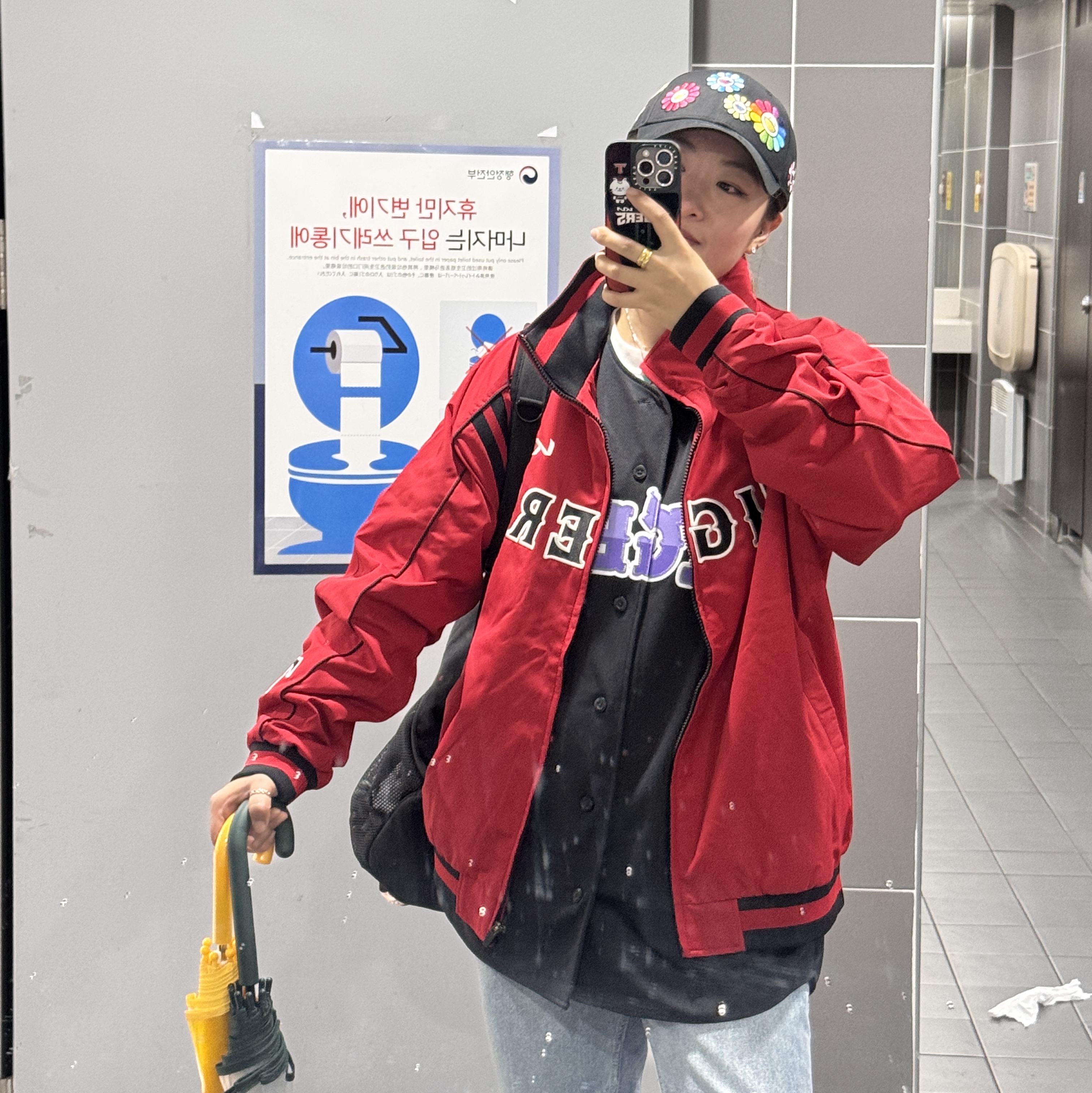New Era x Murakami Takashi Ohana All Over Cap Black, Kia Tigers x IAB Studio 09 Old Spring Autumn Jumper Red 착용 스타일 - 3