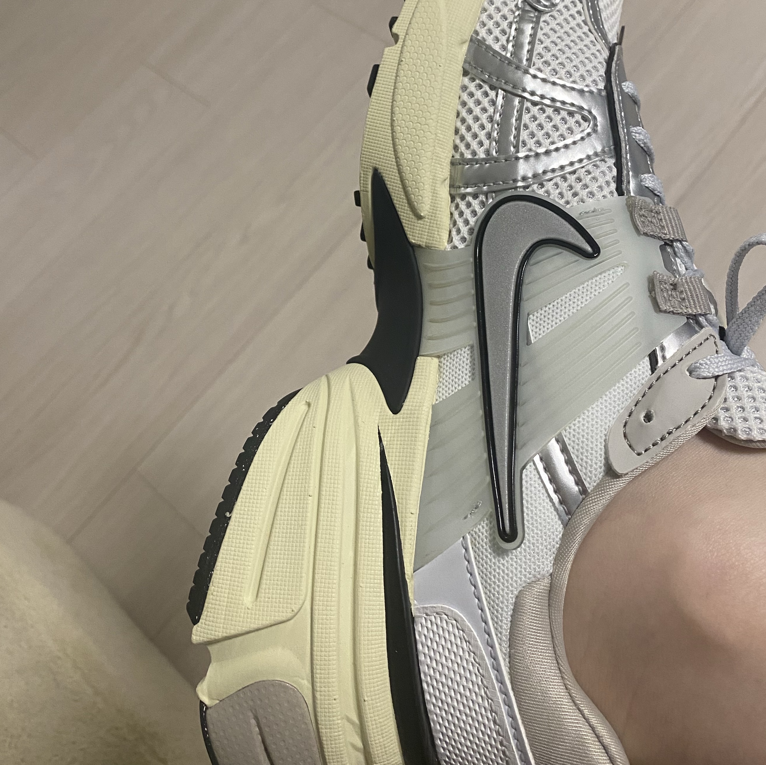 Nike V2K Run Summit White Metallic Silver 착용 스타일 - 2