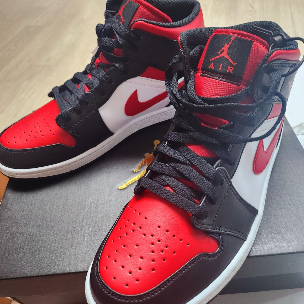 Jordan 1 Mid Black Fire Red 착용 스타일