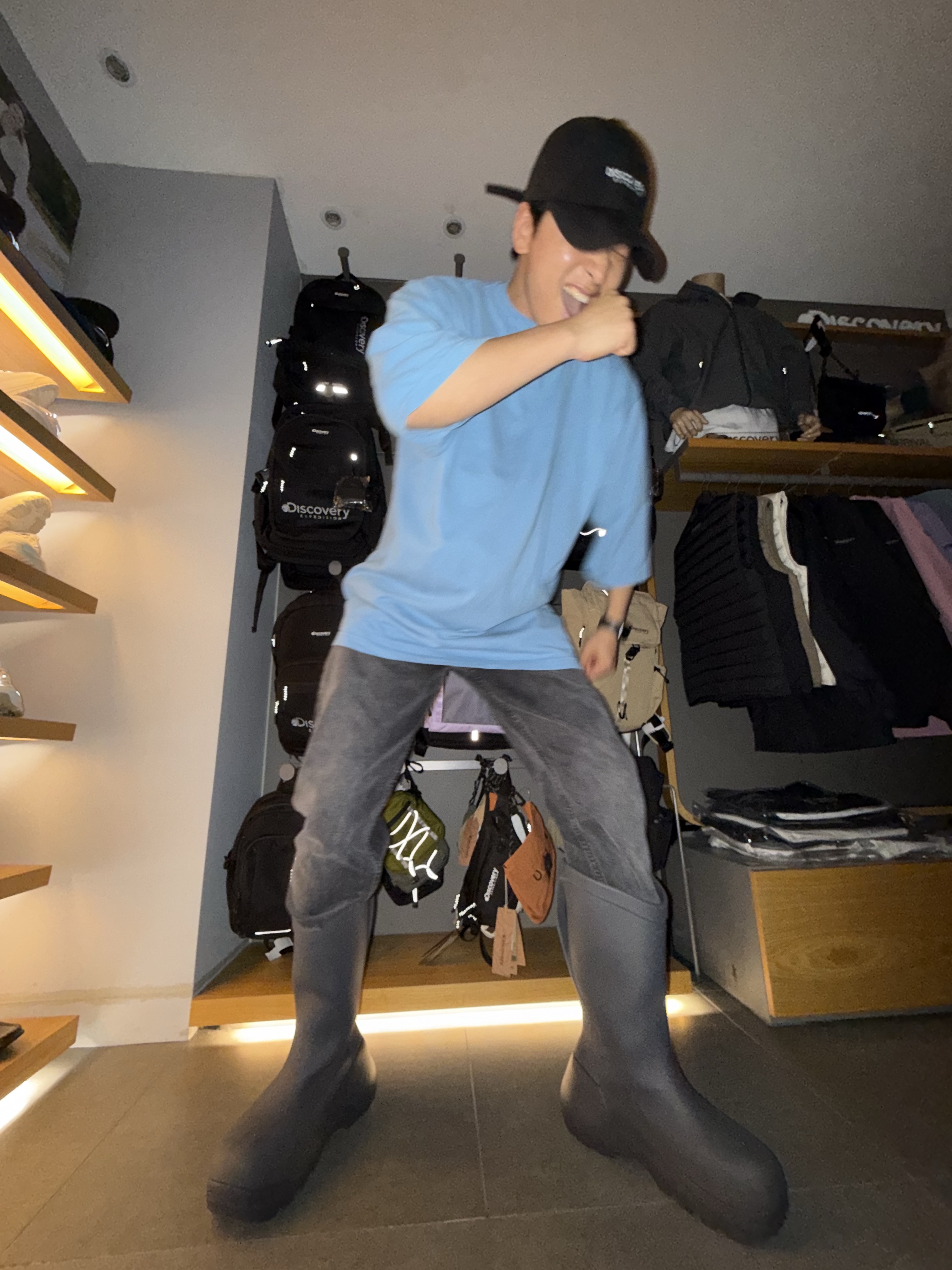 Crocs Hydra Boot Black Sand, Yeezy Gap Engineered By Balenciaga 5 Pocket Denim Pants Blue 착용 스타일 - 3