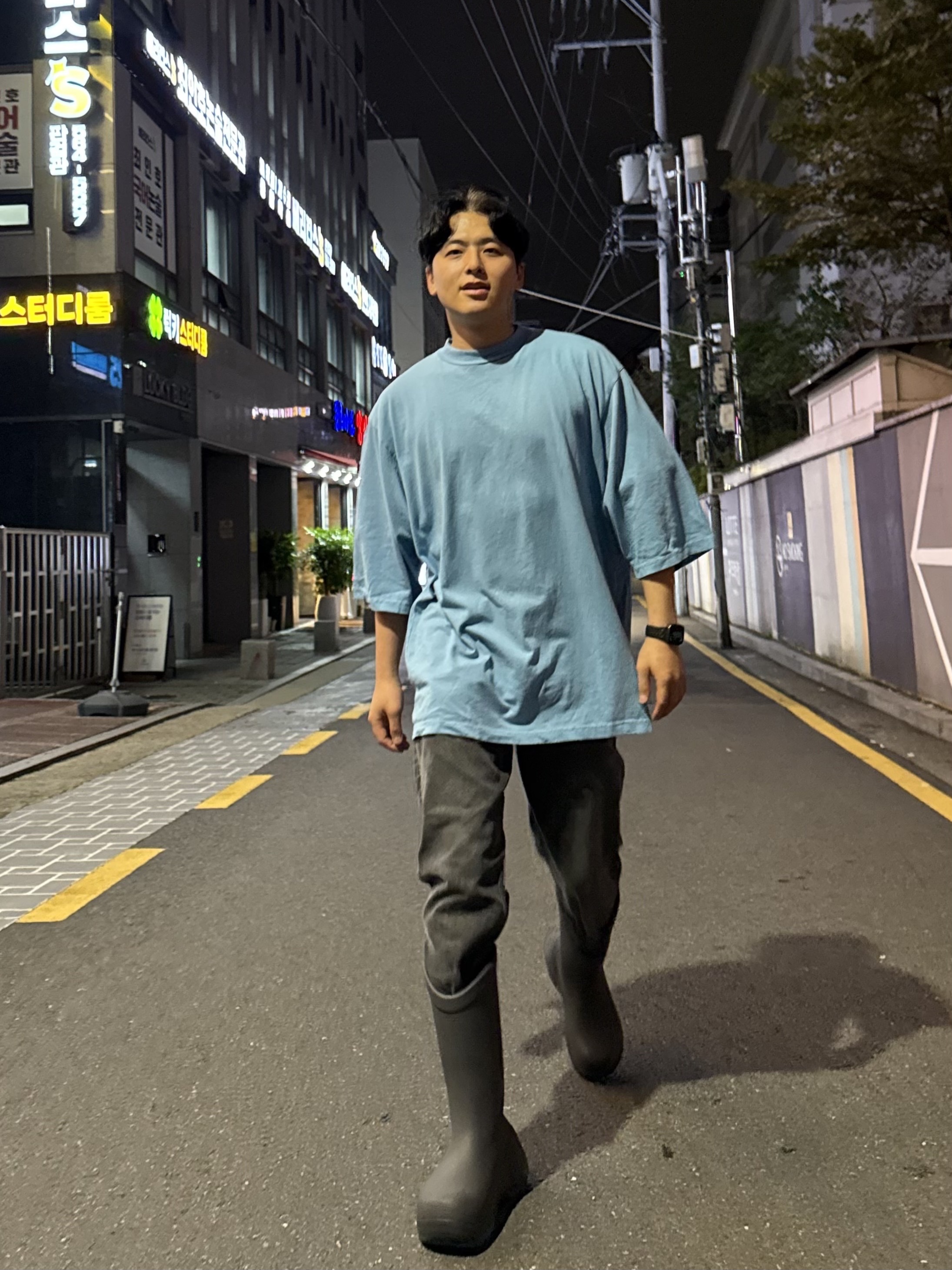 Crocs Hydra Boot Black Sand, Yeezy Gap Engineered By Balenciaga 5 Pocket Denim Pants Blue 착용 스타일 - 1