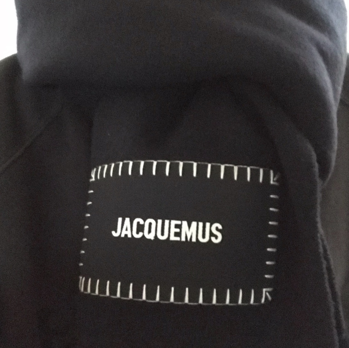 Jacquemus Lecharpe Fringe Logo Patch Scarf Navy 착용 스타일