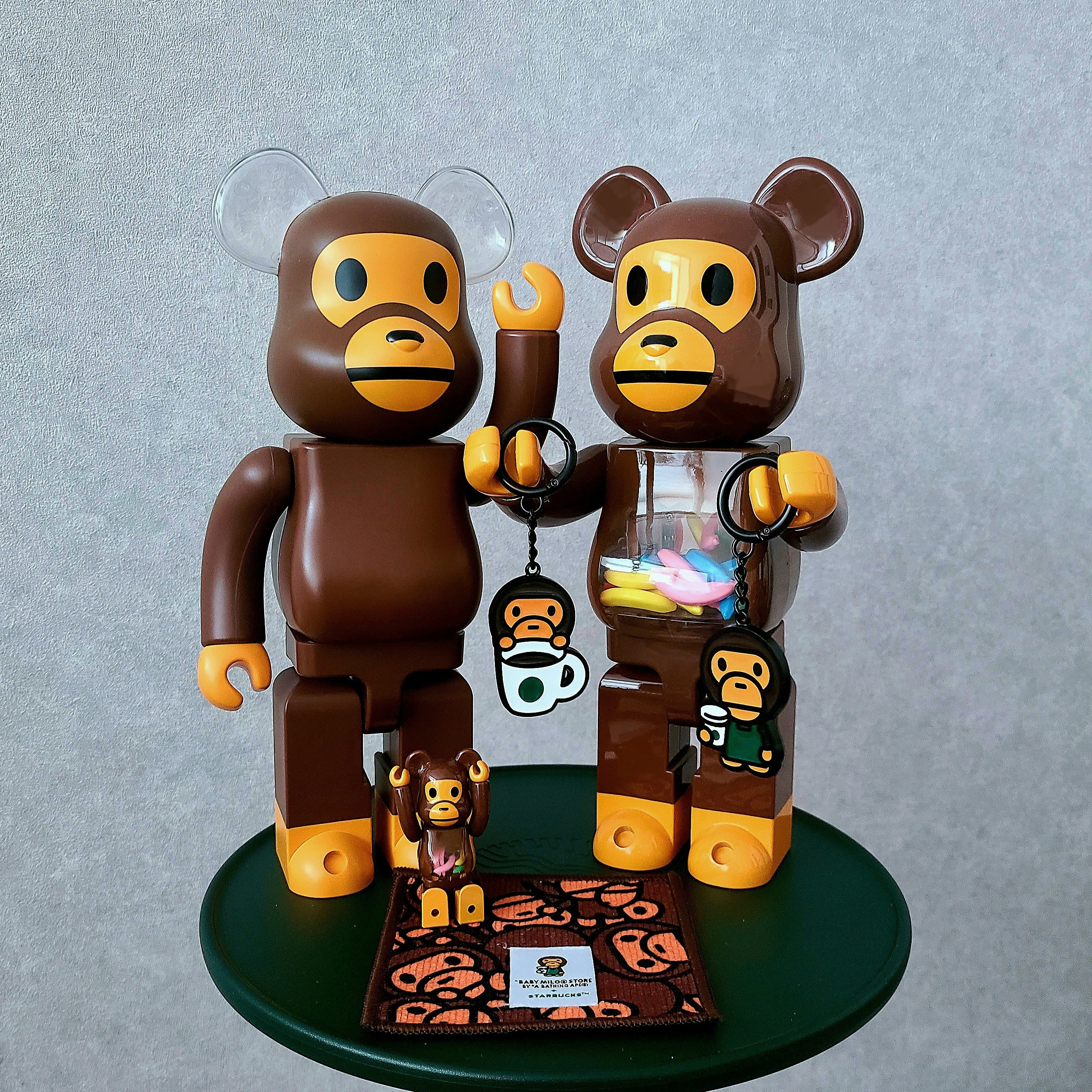 Bearbrick x BAPE Baby Milo Ear Clear Ver. 400%, Bearbrick x BAPE Baby Milo and Banana 100% & 400% Set 착용 스타일