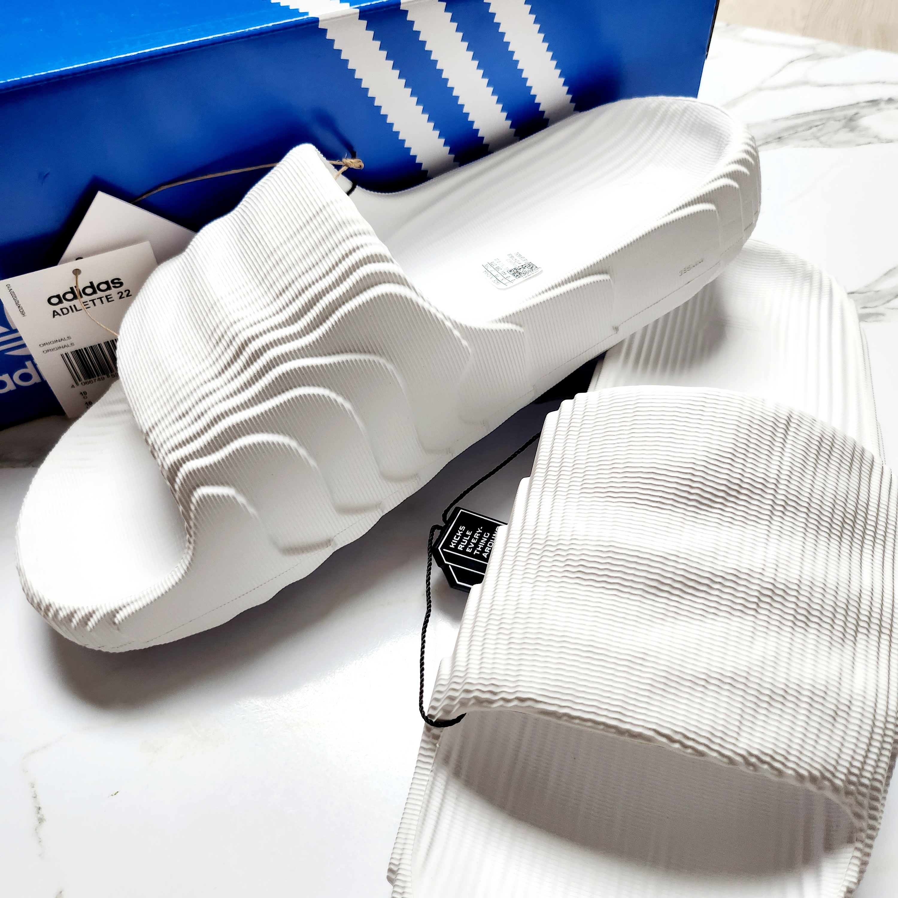 Adidas Adilette 22 Crystal White 착용 스타일